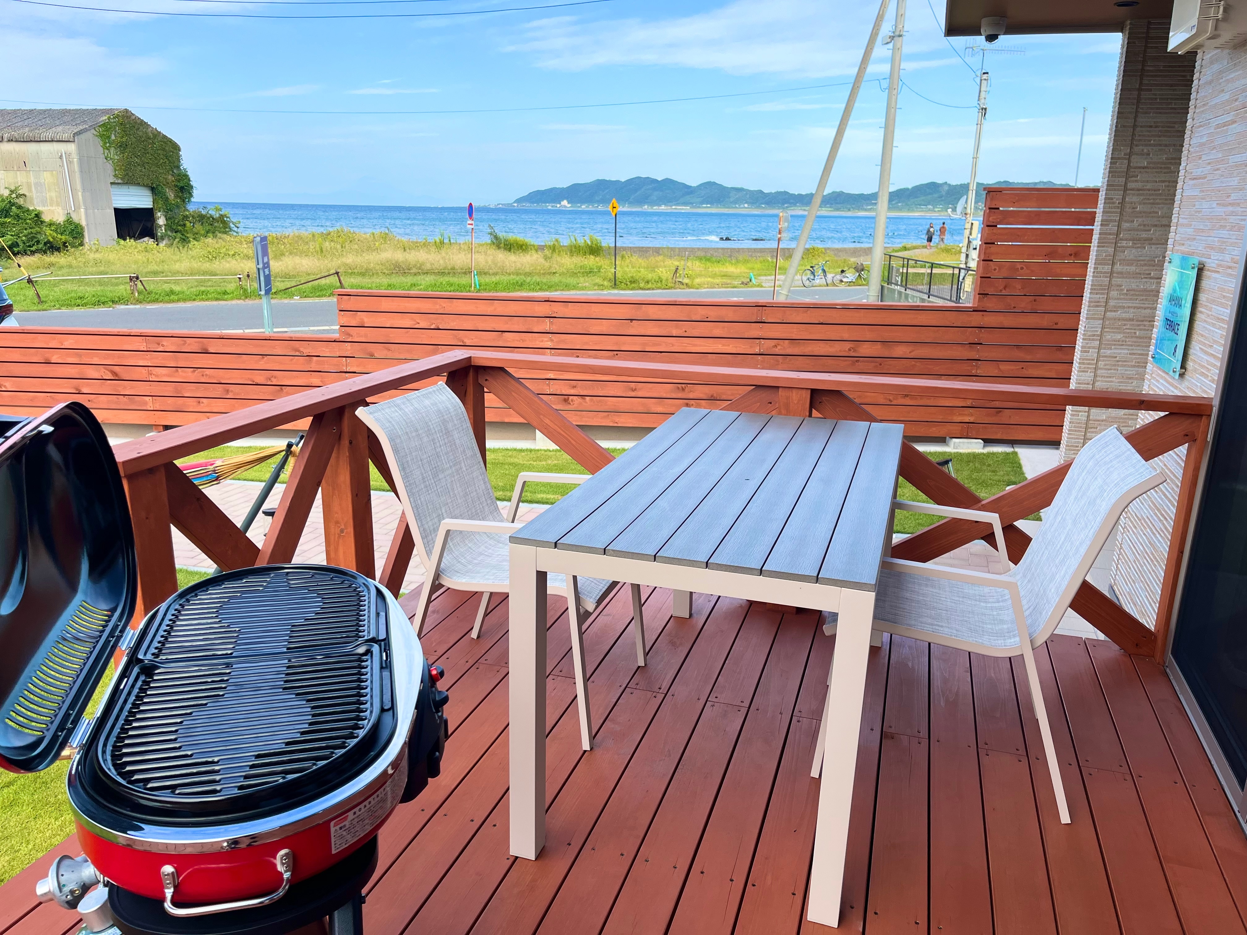 BBQ equipment is available for free rental! Enjoy the spectacular ocean view.