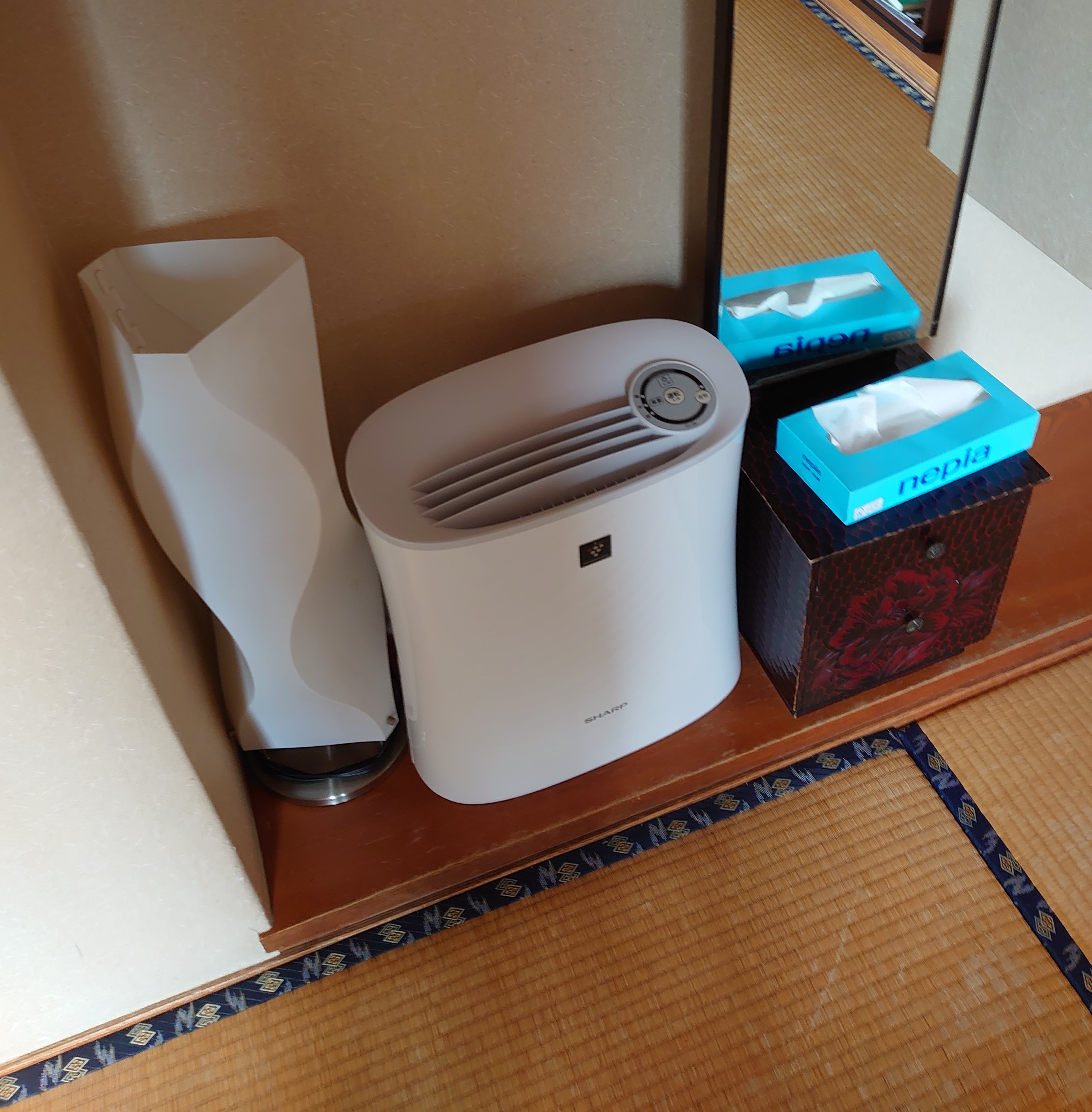Japanese-style room: Air purifier installed