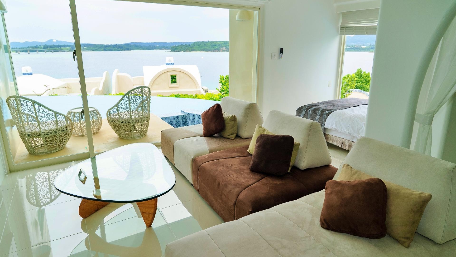 [Premium Suite Building/Milos] There is an open-air bath with an ocean view and a gazebo on the rooftop.