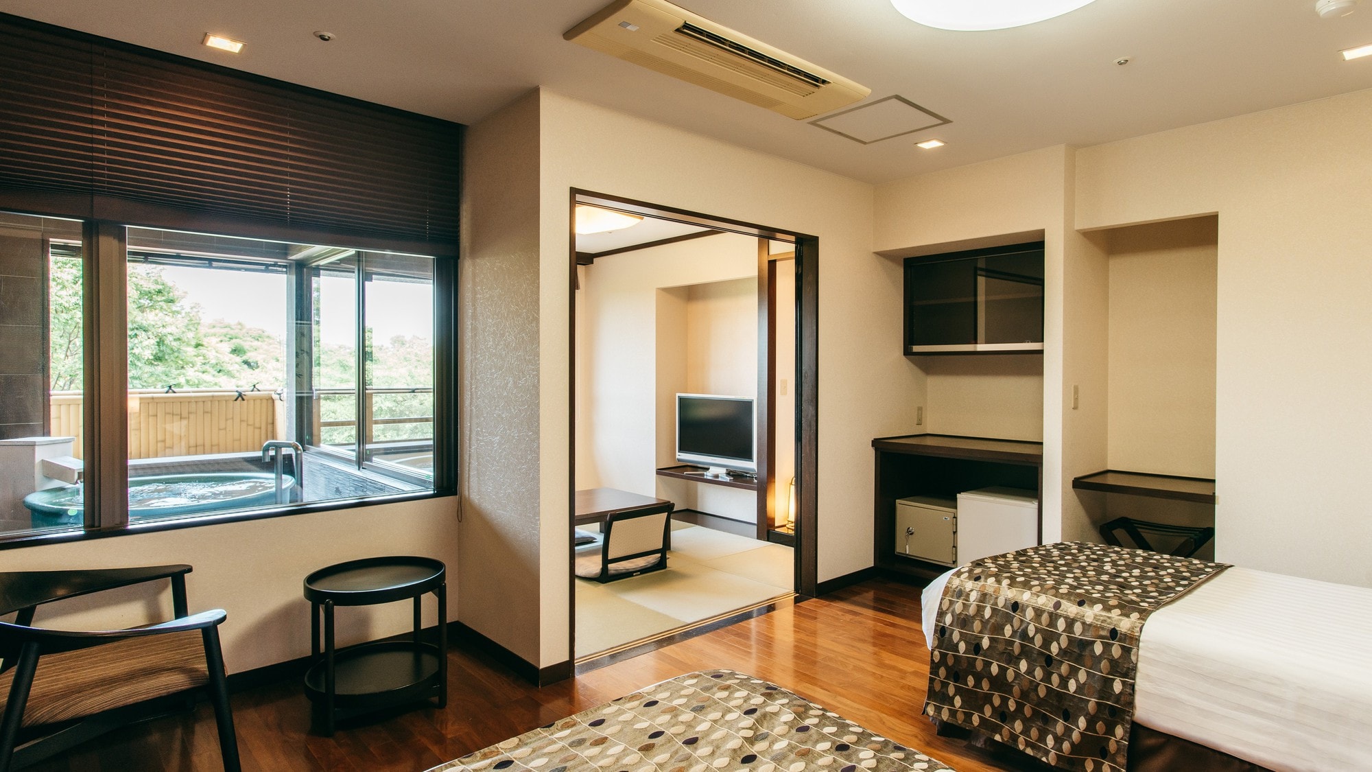 Phòng đặc biệt Nhật-Tây có bồn tắm ngoài trời