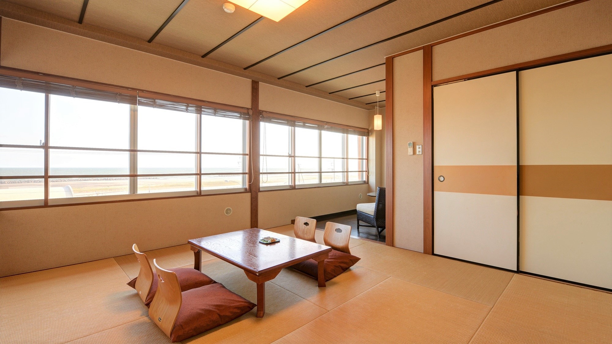 *Example of a Japanese-style room/All rooms are over 12 tatami mats in size and have an ocean view with a view of the endless blue horizon!