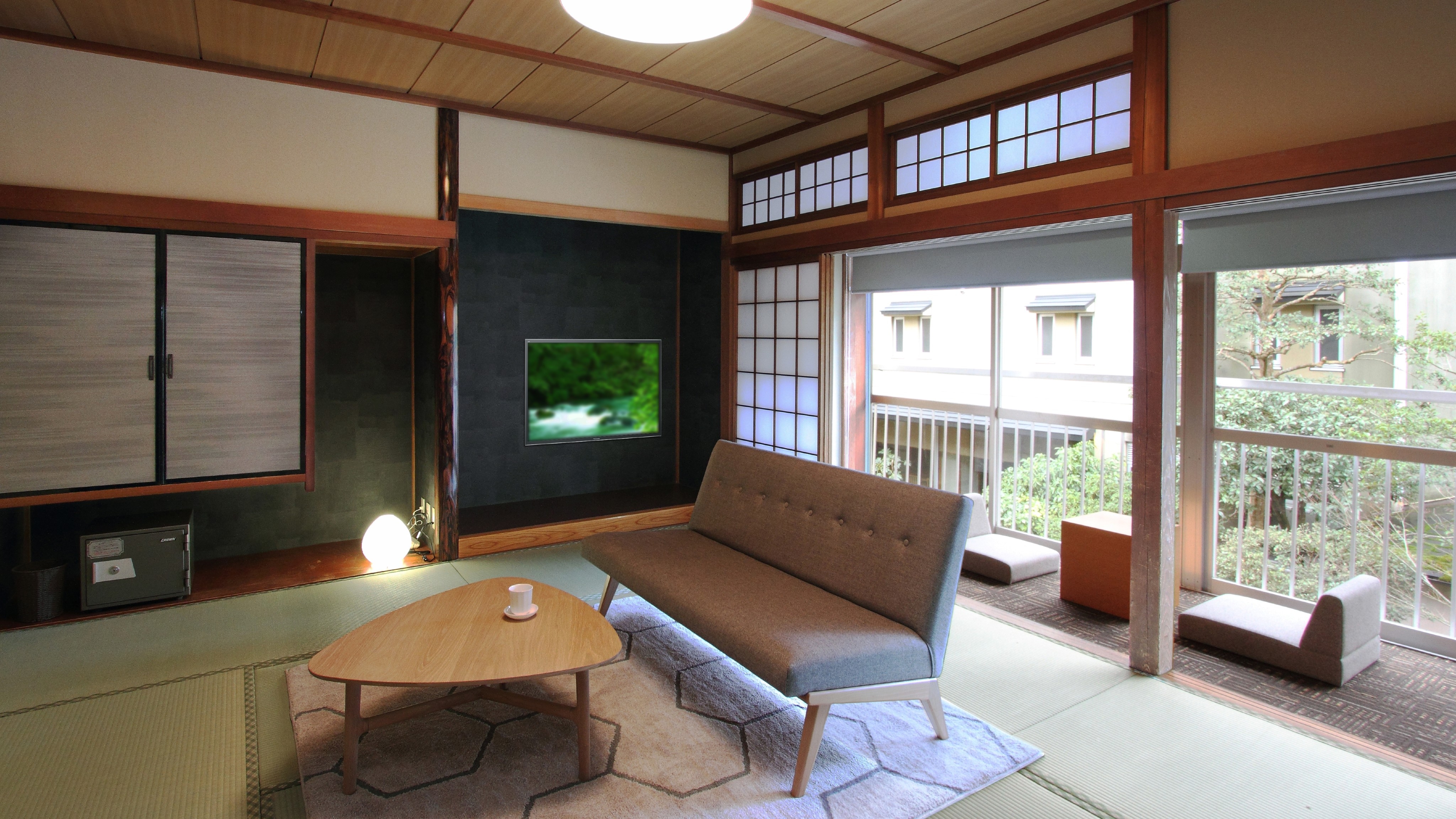 [Modern Japanese-style room West Building] Japanese-style room with 10 tatami mats.