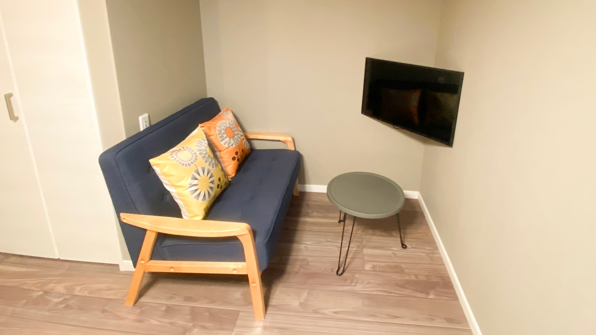 ・[Nordic: Living Room] Relax and enjoy your time leaning on the cute sofa.