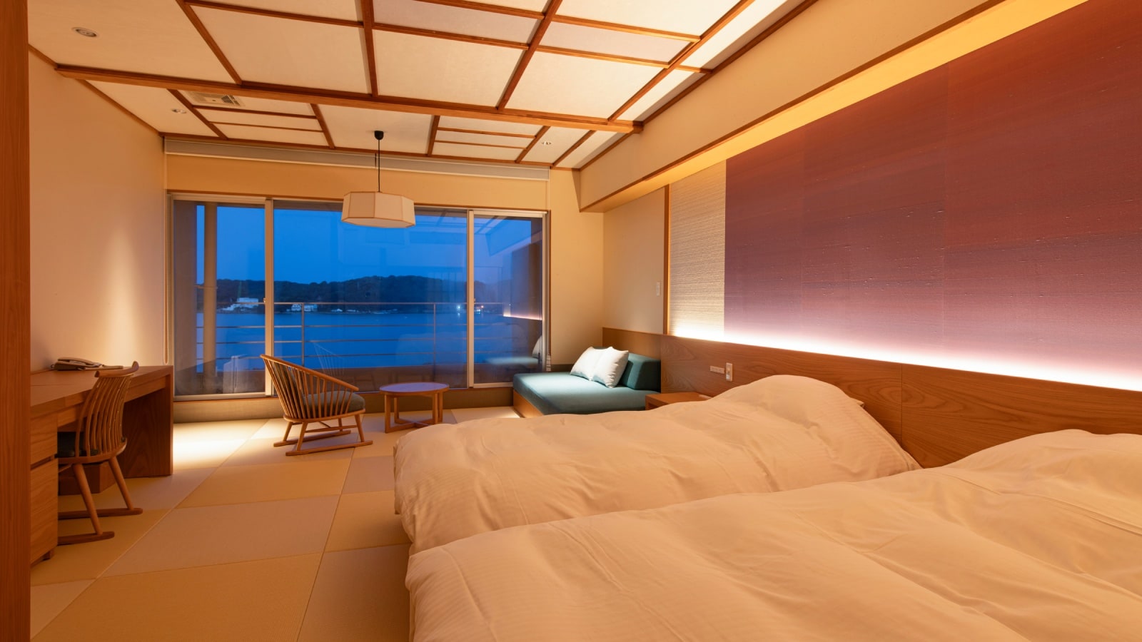 Một căn phòng theo phong cách Nhật Bản hiện đại mang lại cảm giác hiện đại dễ chịu, với đồ nội thất theo phong cách Nhật Bản và chiếu tatami Ryukyu được sắp xếp theo họa tiết ô vuông.