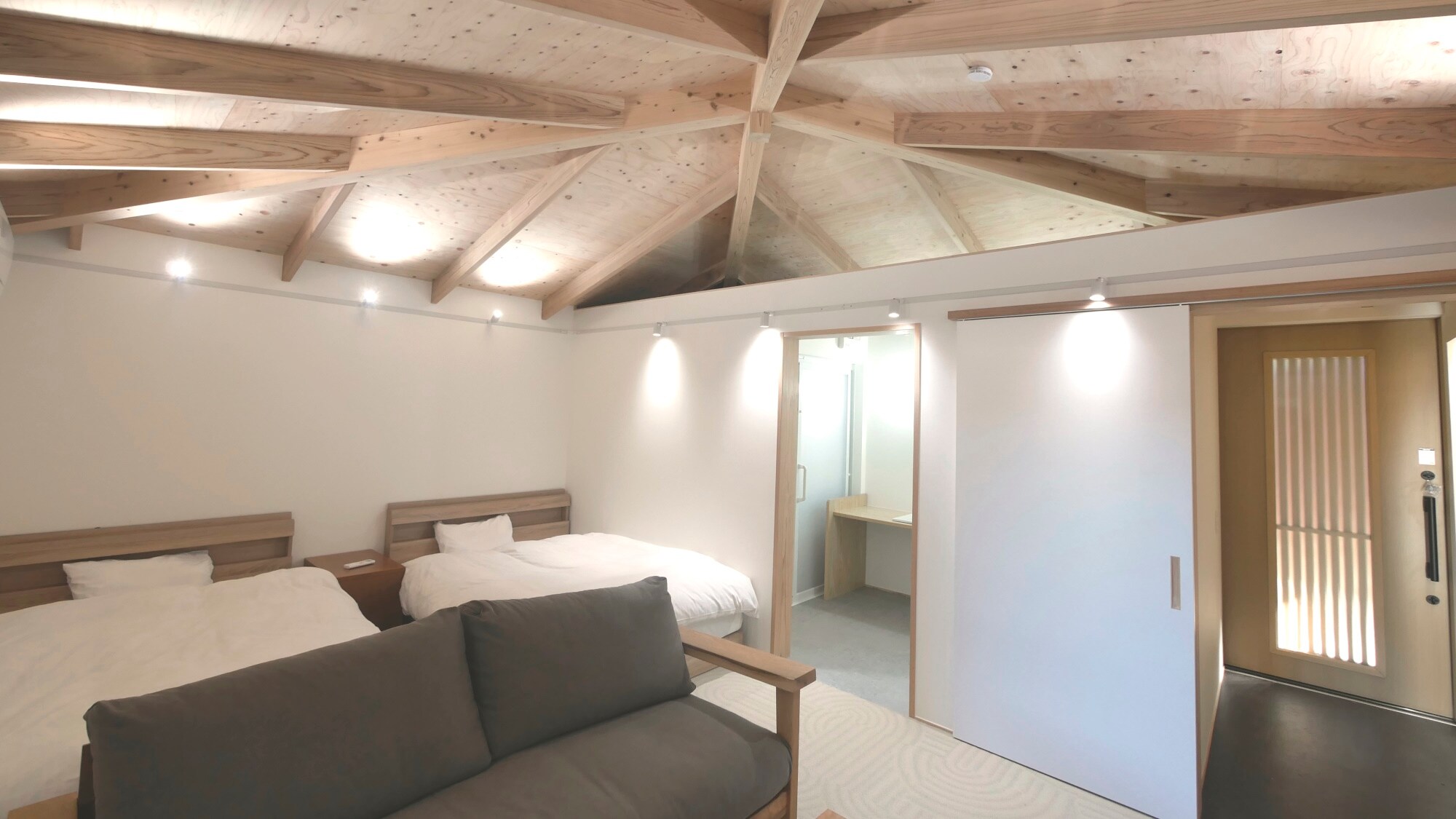 [Twin Room - Takashima] A bright room with an abundance of wood and a white base.