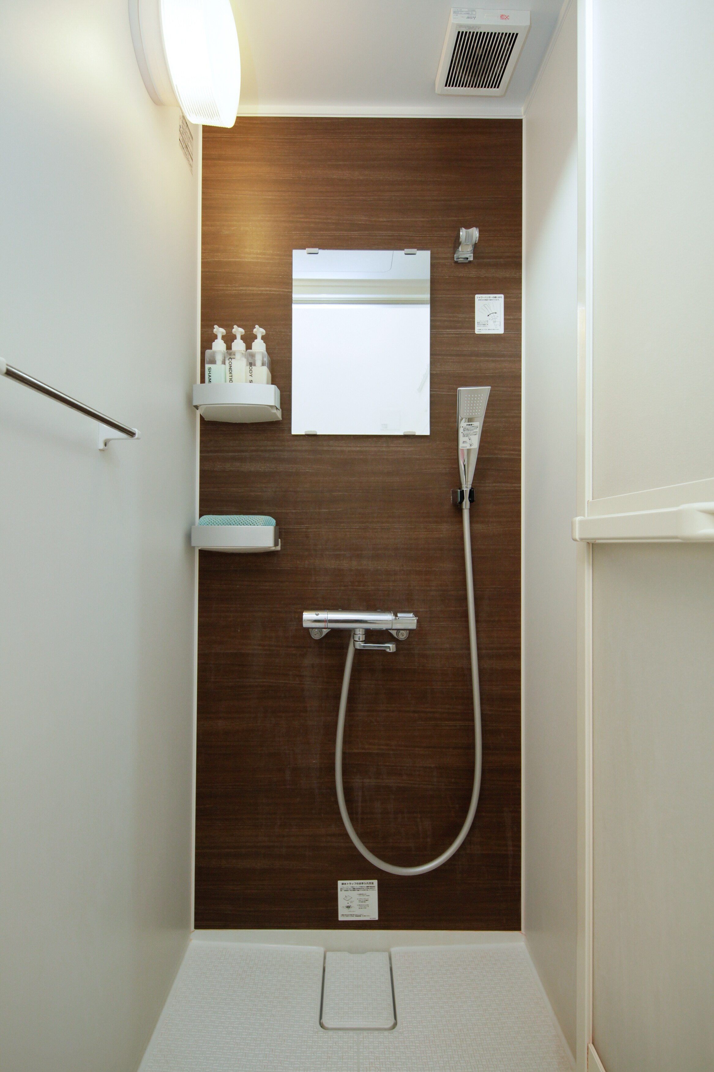 Shower *No bathtub