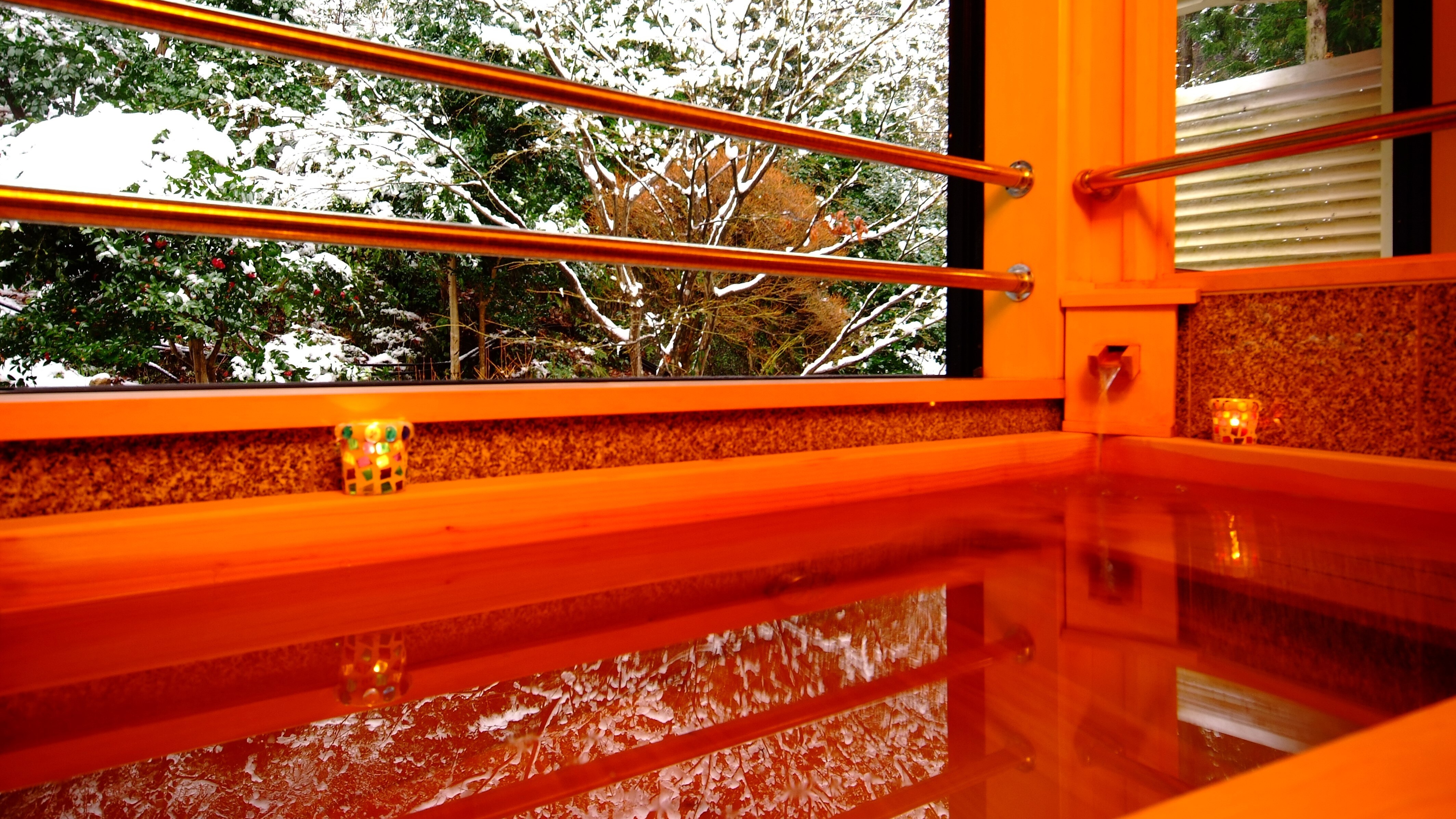 [ห้องอาบน้ำส่วนตัว] ห้องอาบน้ำไม้สนกึ่งเปิดโล่ง หากโชคดีก็อาจกลายเป็นห้องอาบน้ำสำหรับชมหิมะในฤดูหนาวได้!