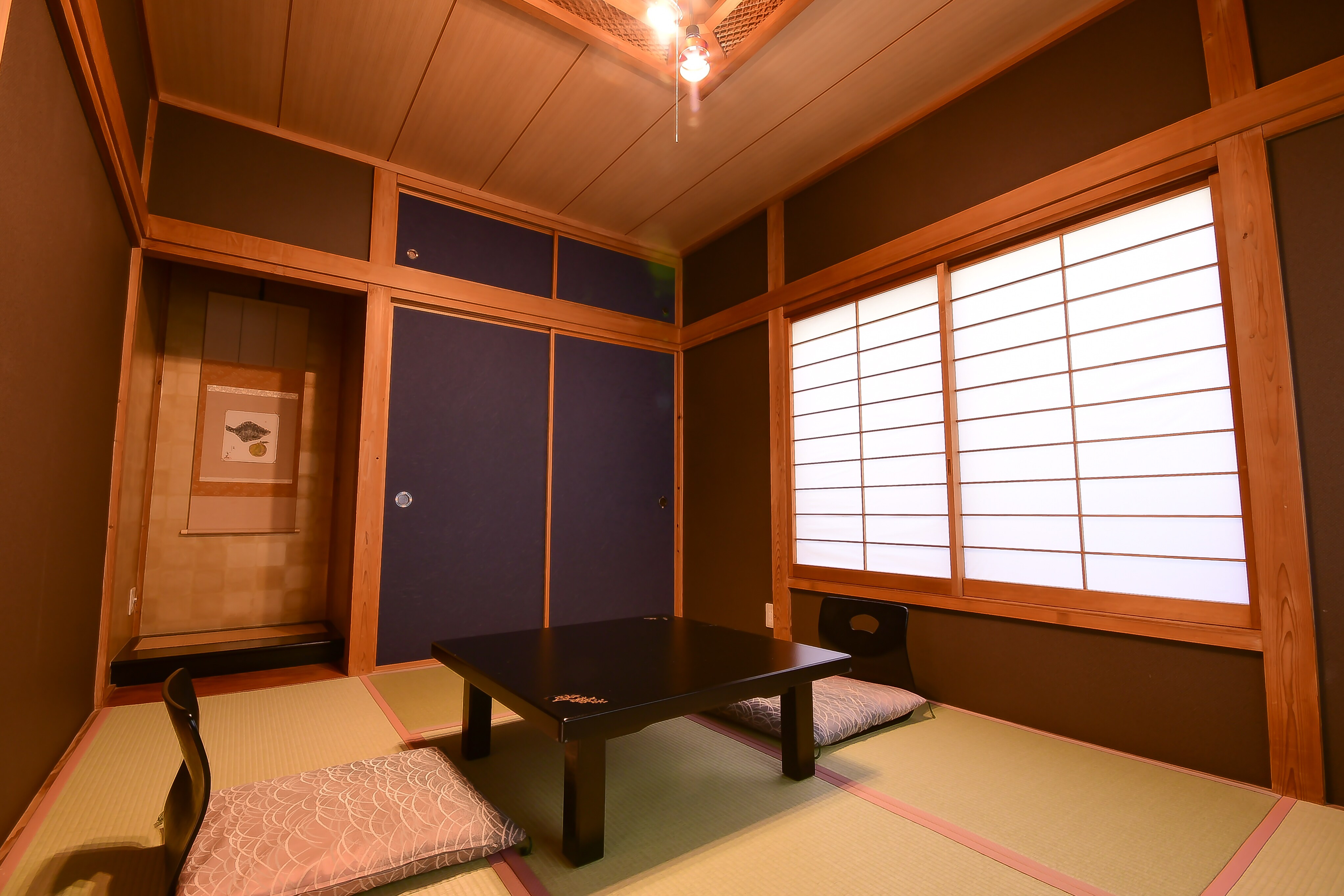 An example of a west wing with a sea view, 8 tatami mat living room, 8 tatami mat Japanese-style room, and 6 tatami mat Japanese-style room through the cave