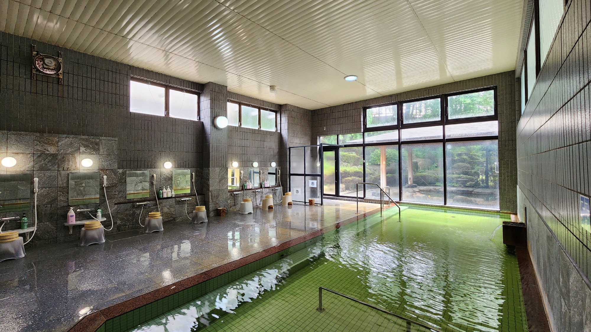 #Large public bath: Enjoy the benefits of the exquisite hot springs in a spacious and open atmosphere.