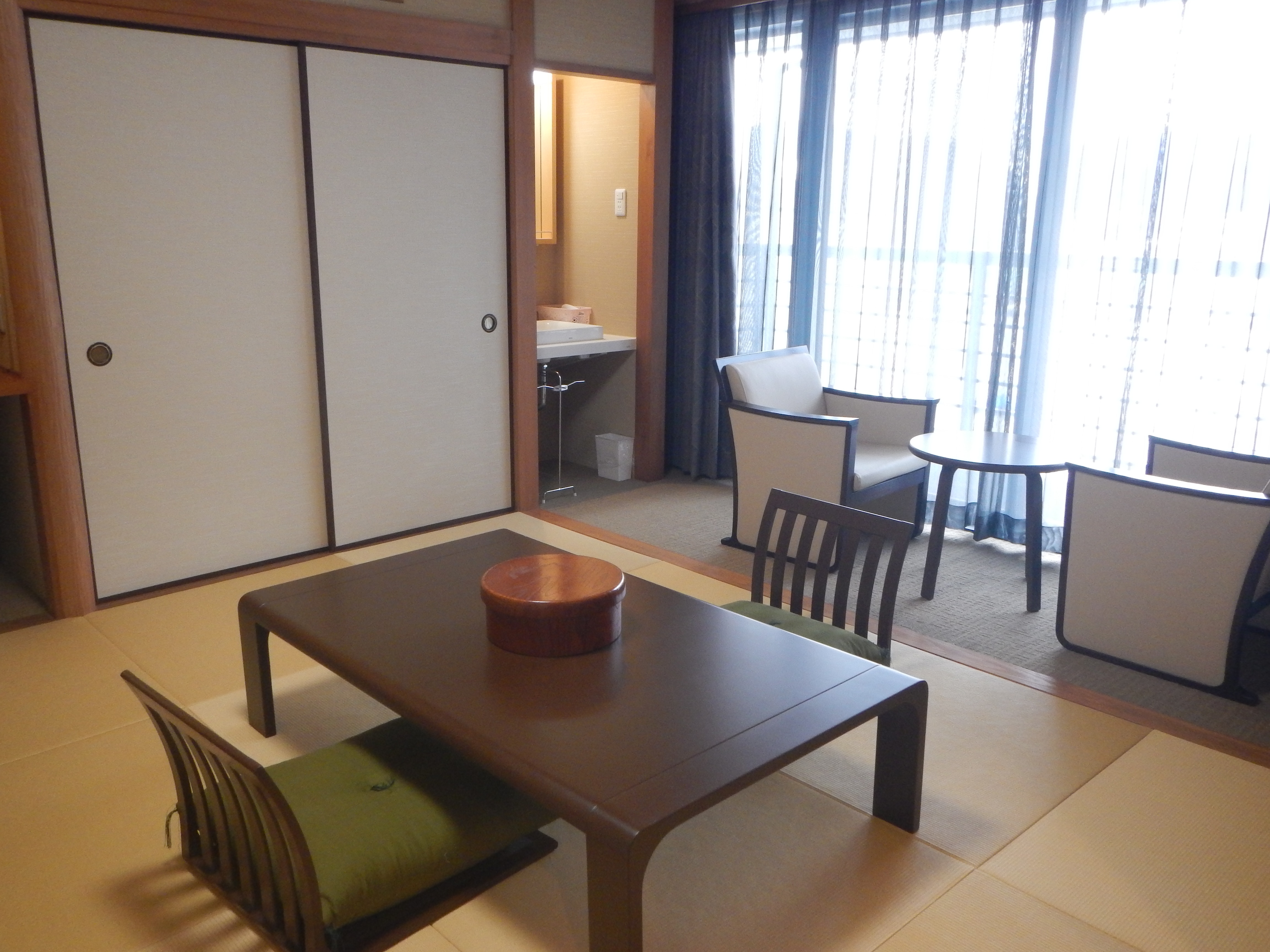 Kamar 207: Kamar bergaya Jepang. Kamar sudut yang dapat menampung 4 orang. Kamar ini menghadap ke sungai.
