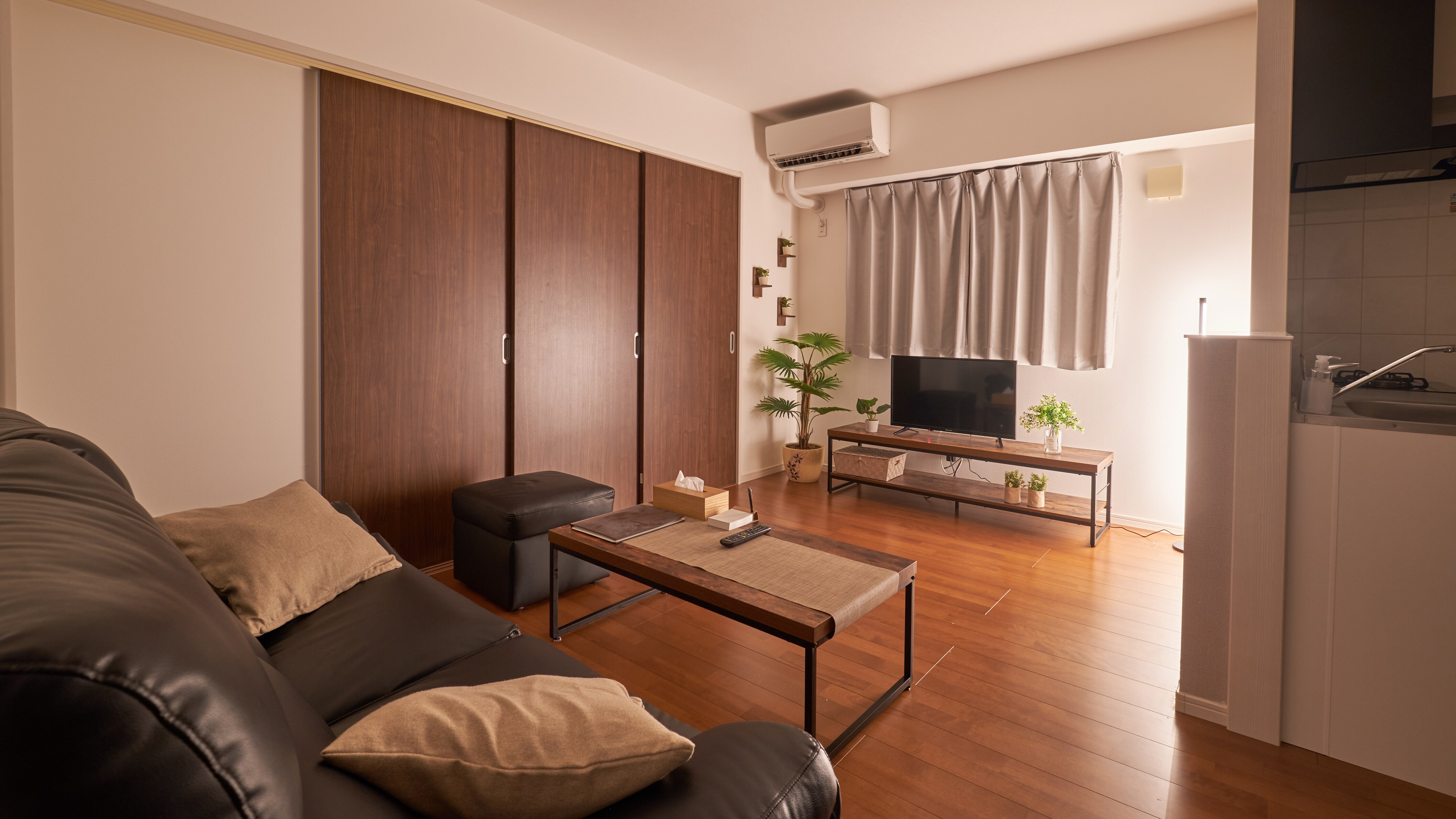 2 double bedrooms: Room 5 Living room