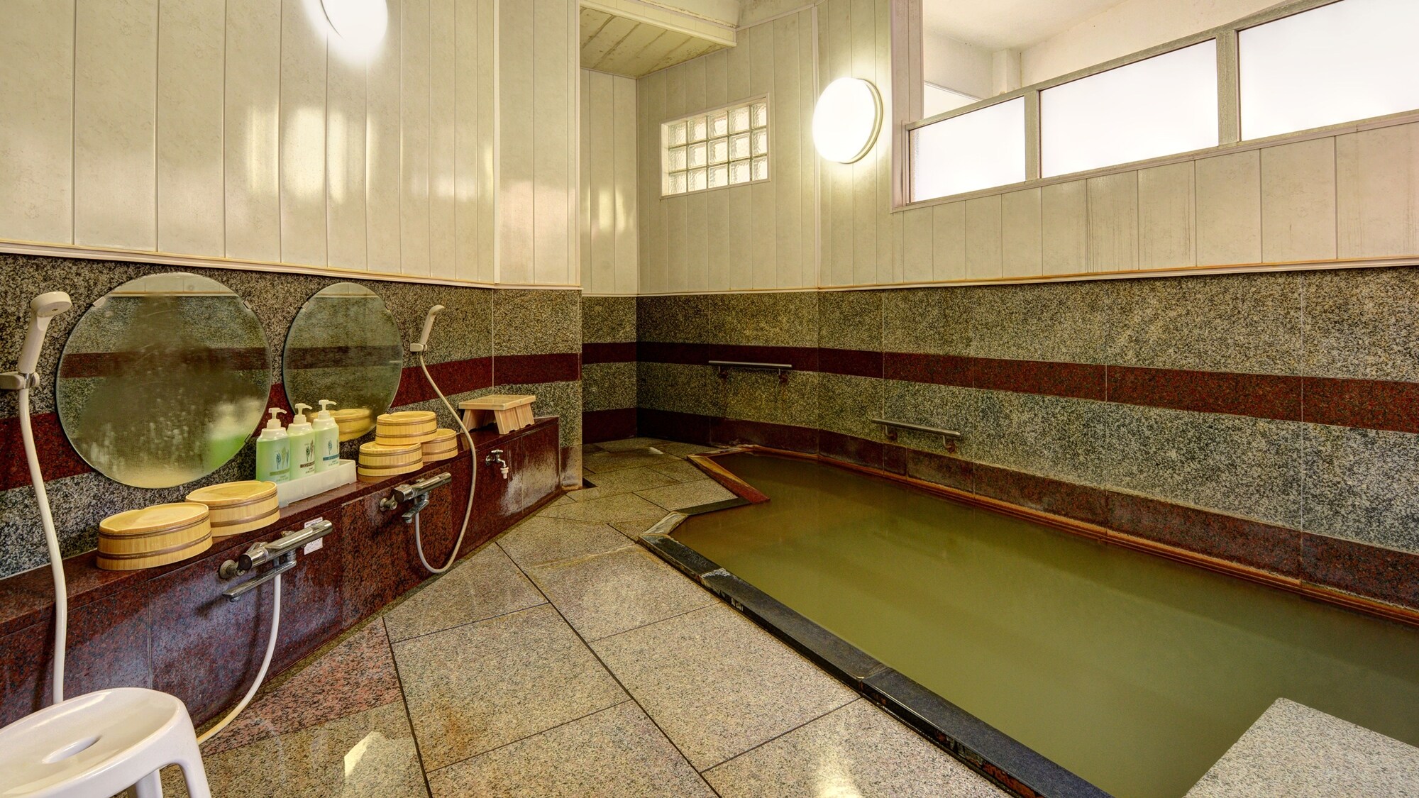 *[Large public bath (men's bath)] The spring water is suitable for therapeutic bathing.
