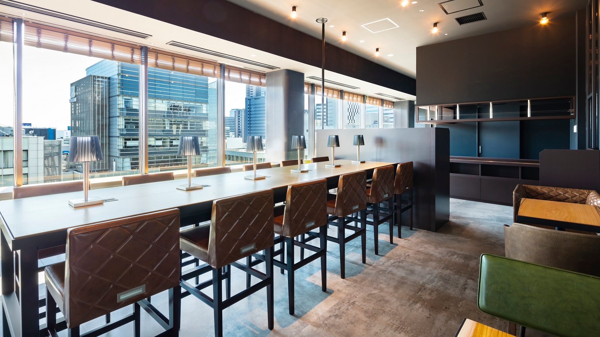 ★ Lounge noon