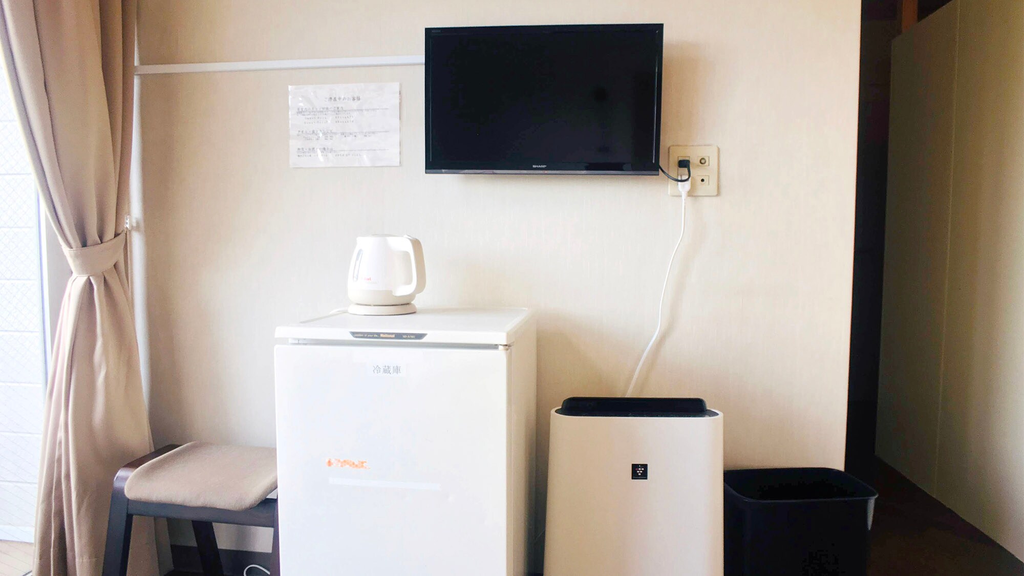 ・Room facilities: The living room is equipped with a TV, refrigerator, electric kettle, and air purifier.