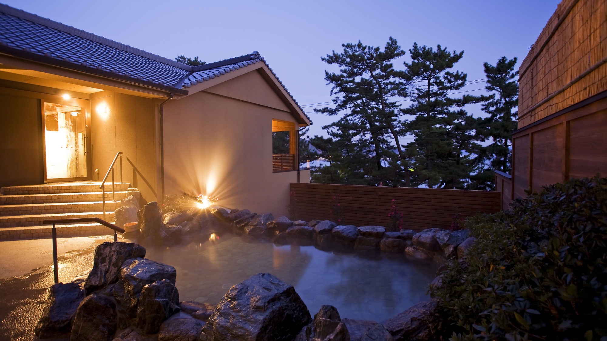 "Umioto no Mori" is a detached spa overlooking the beautiful pine forest of Ohama Beach.