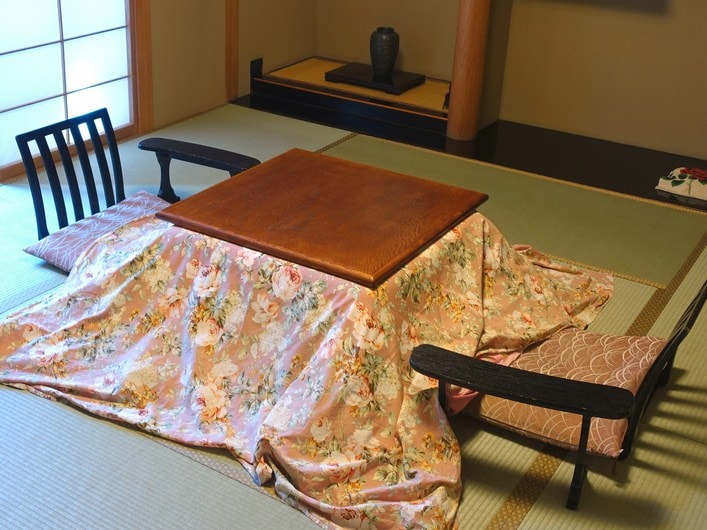 ●Bàn sưởi Kotatsu trong phòng. Mùa đông ấm áp ◎