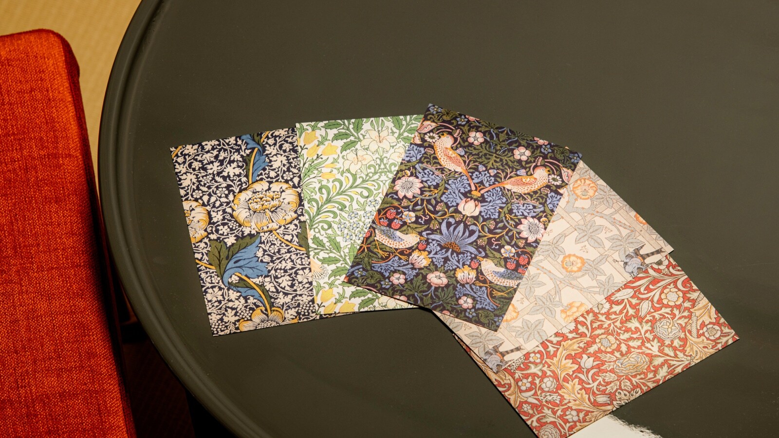 Thiết kế của William Morris, một nhà thiết kế dệt may người Anh thế kỷ 19 được mệnh danh là "cha đẻ của thiết kế hiện đại".