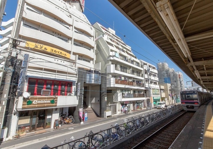 Lokasi yang bagus dengan pemandangan langsung ke peron Keisei Line