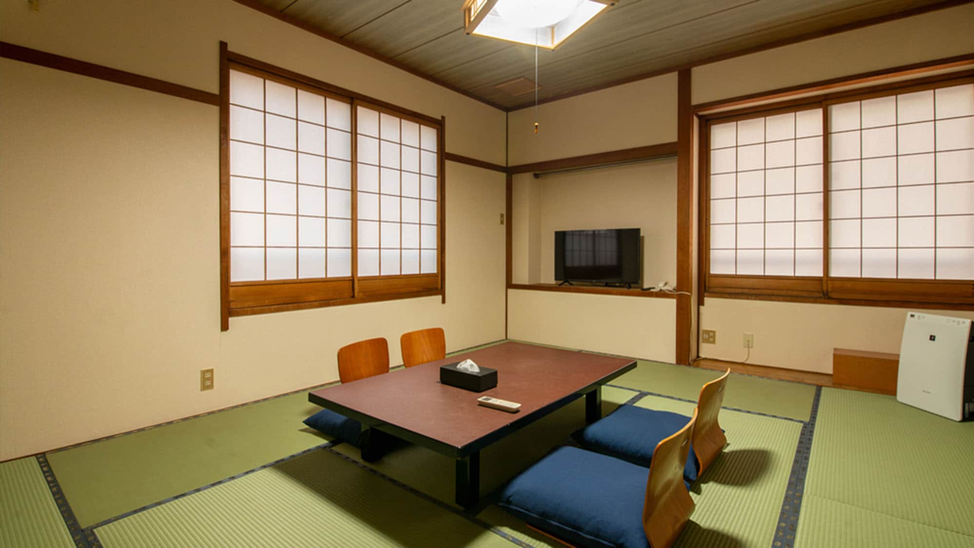 ・ Let's stretch out our limbs and relax in the tatami room.