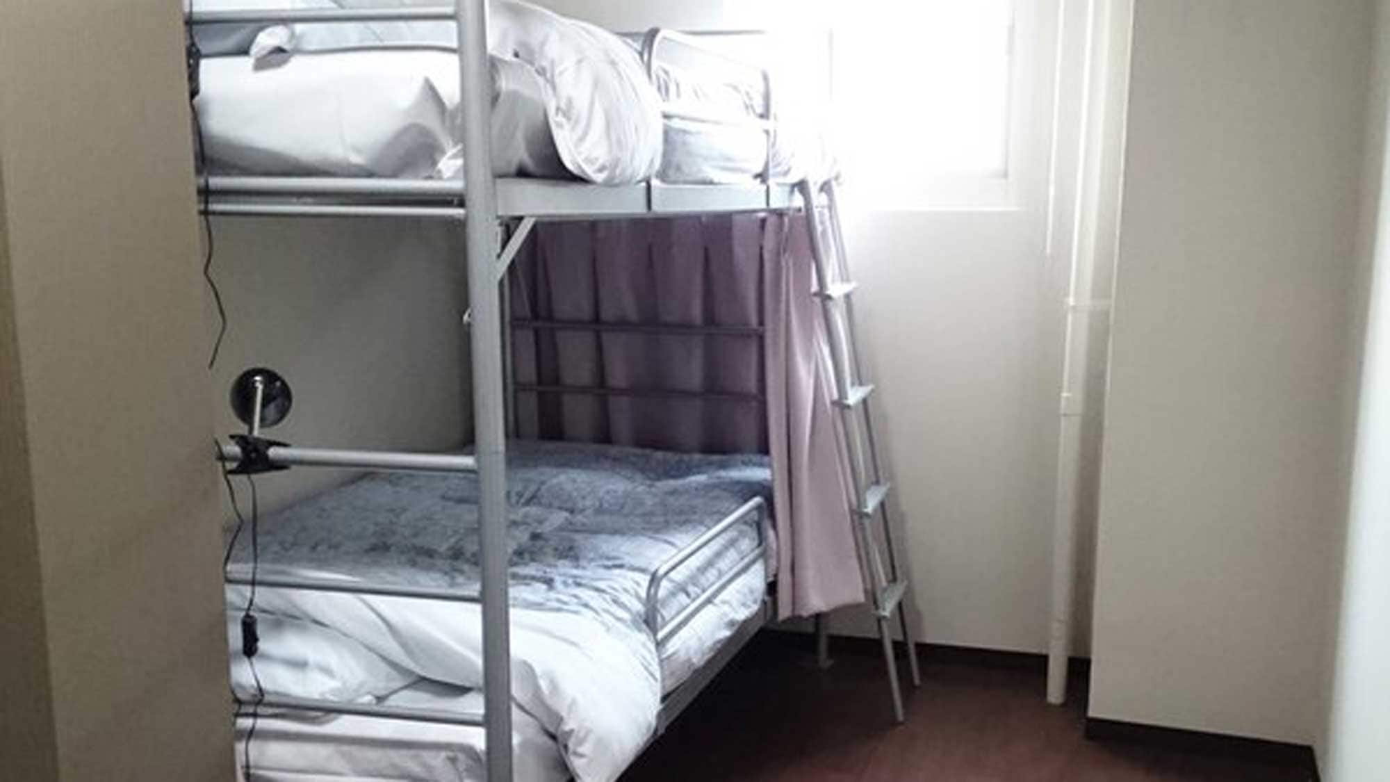 [Private room bunk bed]