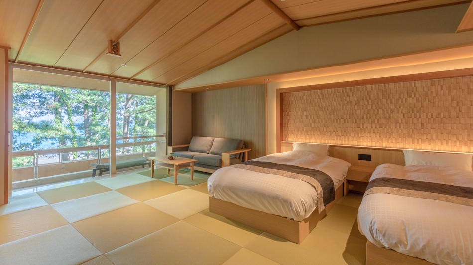 A modern Japanese-style guest room (tatami) with a bed [Akion]