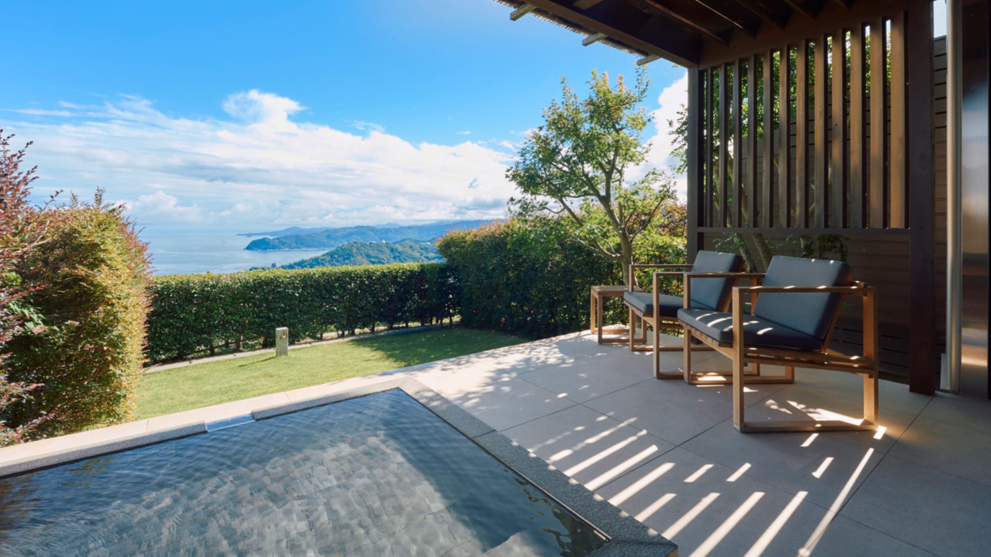 [帶有露天浴池的好萊塢雙床房] 一邊欣賞四季變換的樹木，一邊泡在源源不斷的溫泉中，度過幸福的時光。