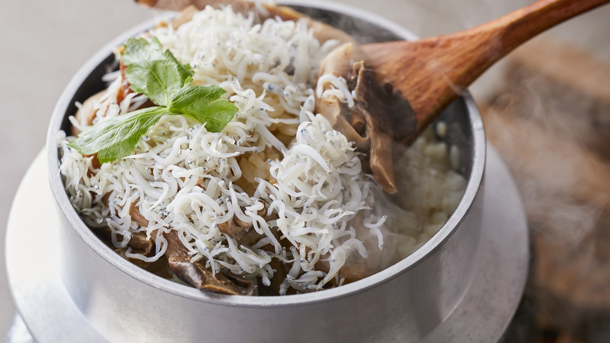 [Local Delights Kaiseki Course] Autumn (September-November 2026) Rice Dish: Rice cooked in a pot with Awaji Island-produced whitebait and mushrooms