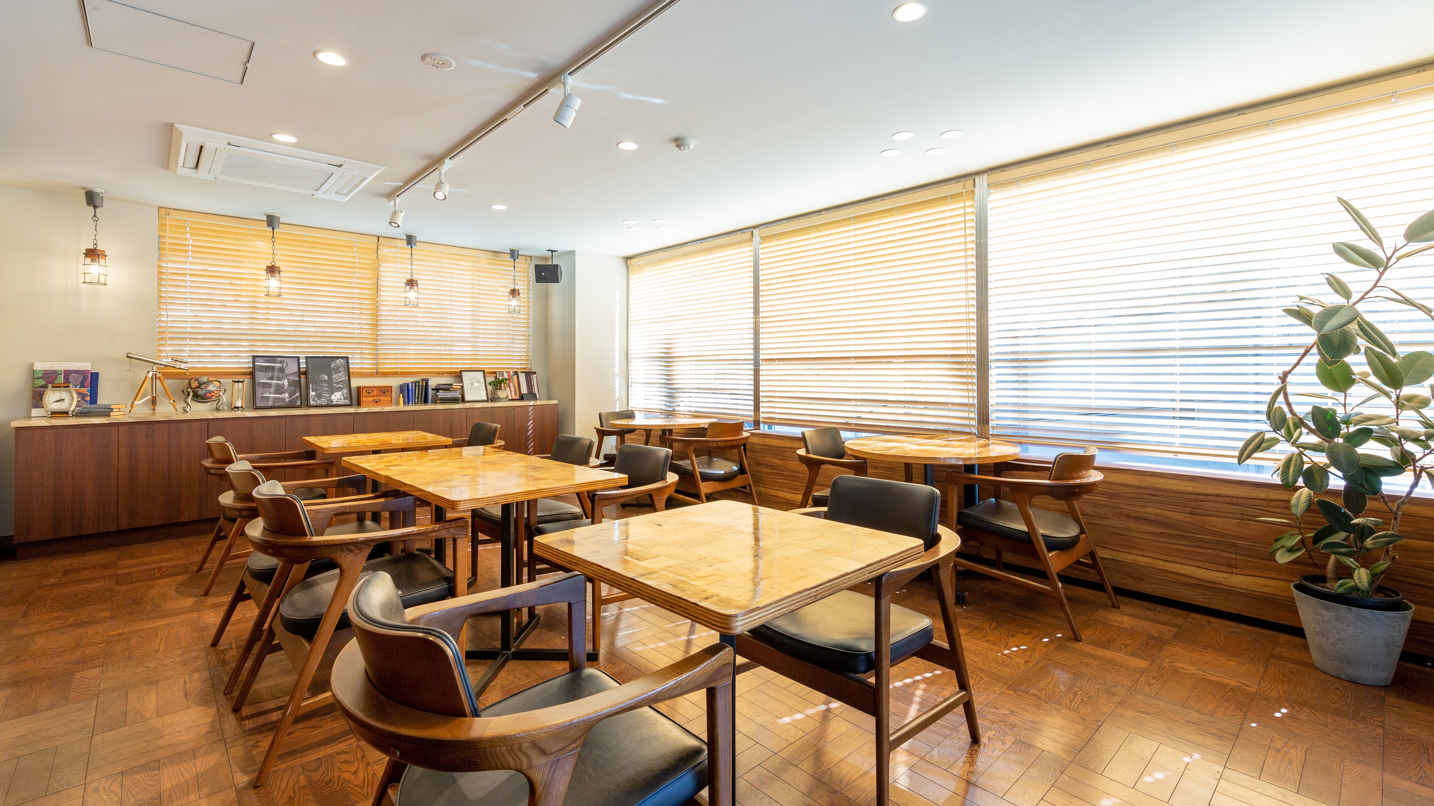 Gambar "NEXT DOOR" di lantai dua