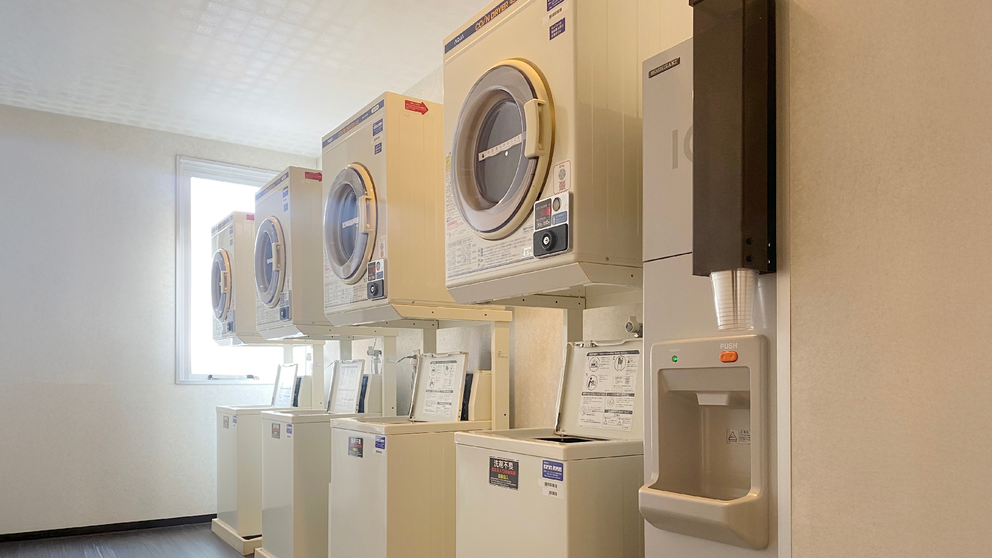 【코인 세탁】1층에 세탁기＆건조기 각 4대 완비 세탁(500엔) 건조(200엔) 세제는 자동 주입