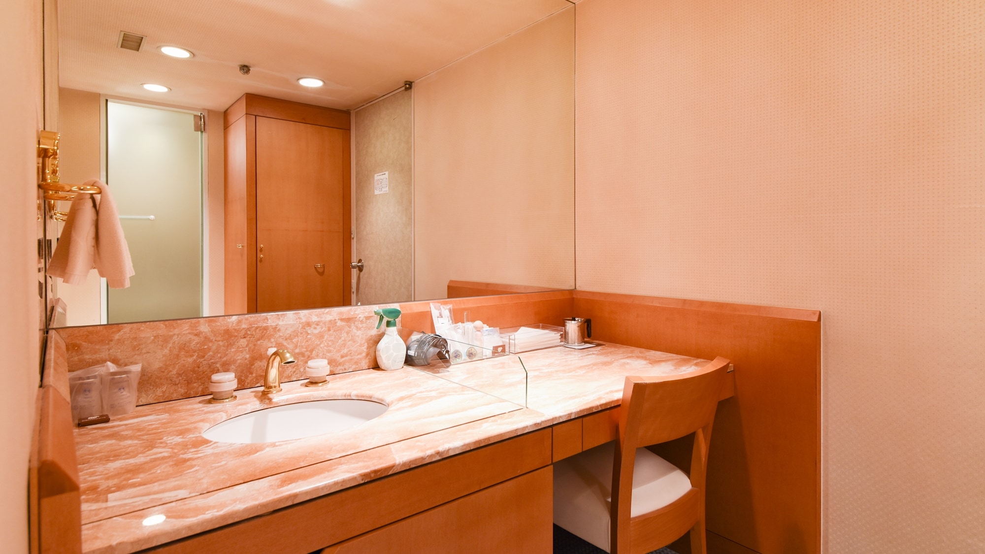 Deluxe Twin/Luxurious Powder Room