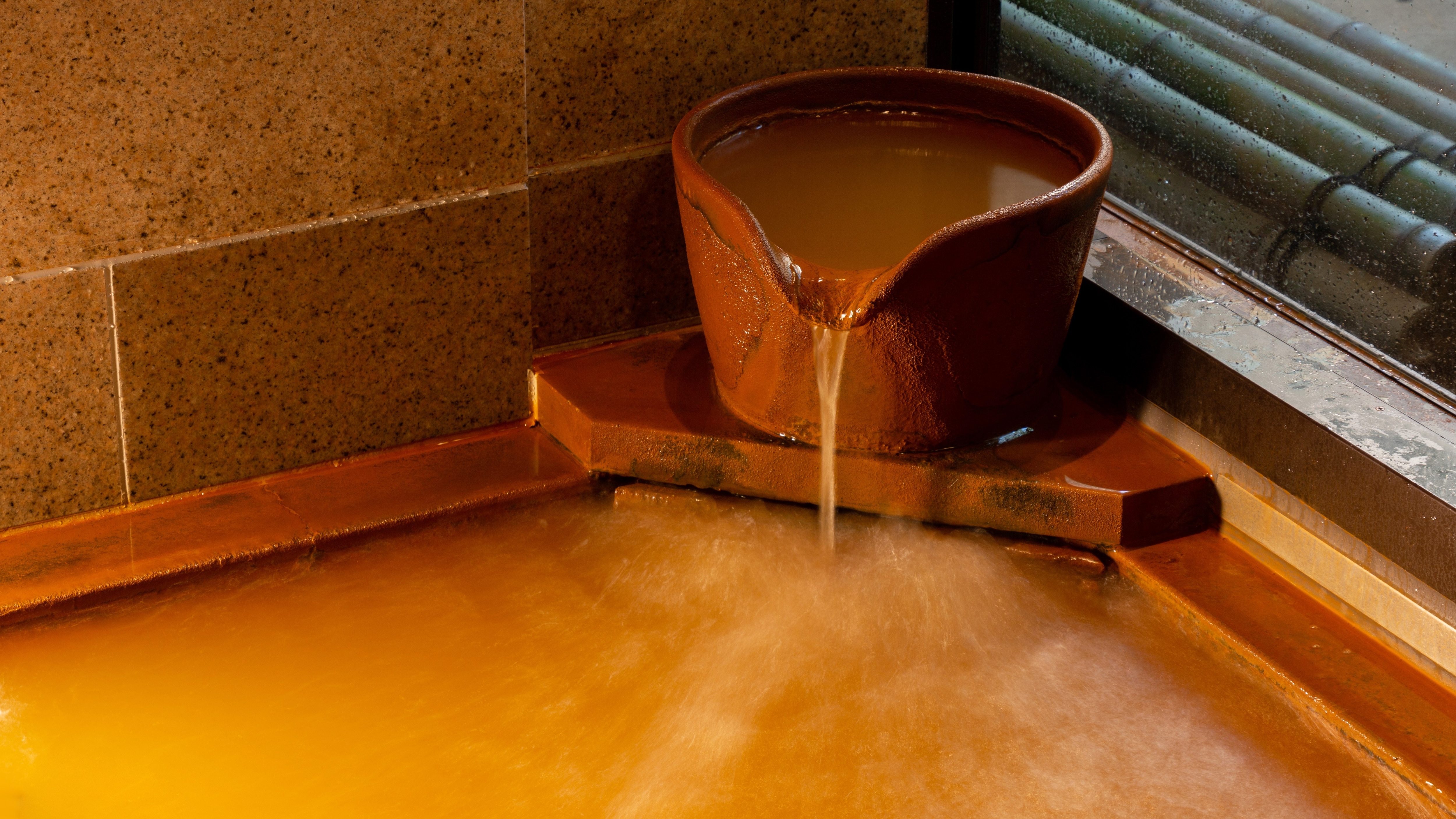 【금천】 인접하는 아리아케 센원에서 끌고 있는 뜨거운 물은 신선하고 온천의 좋은 점이 평판입니다.