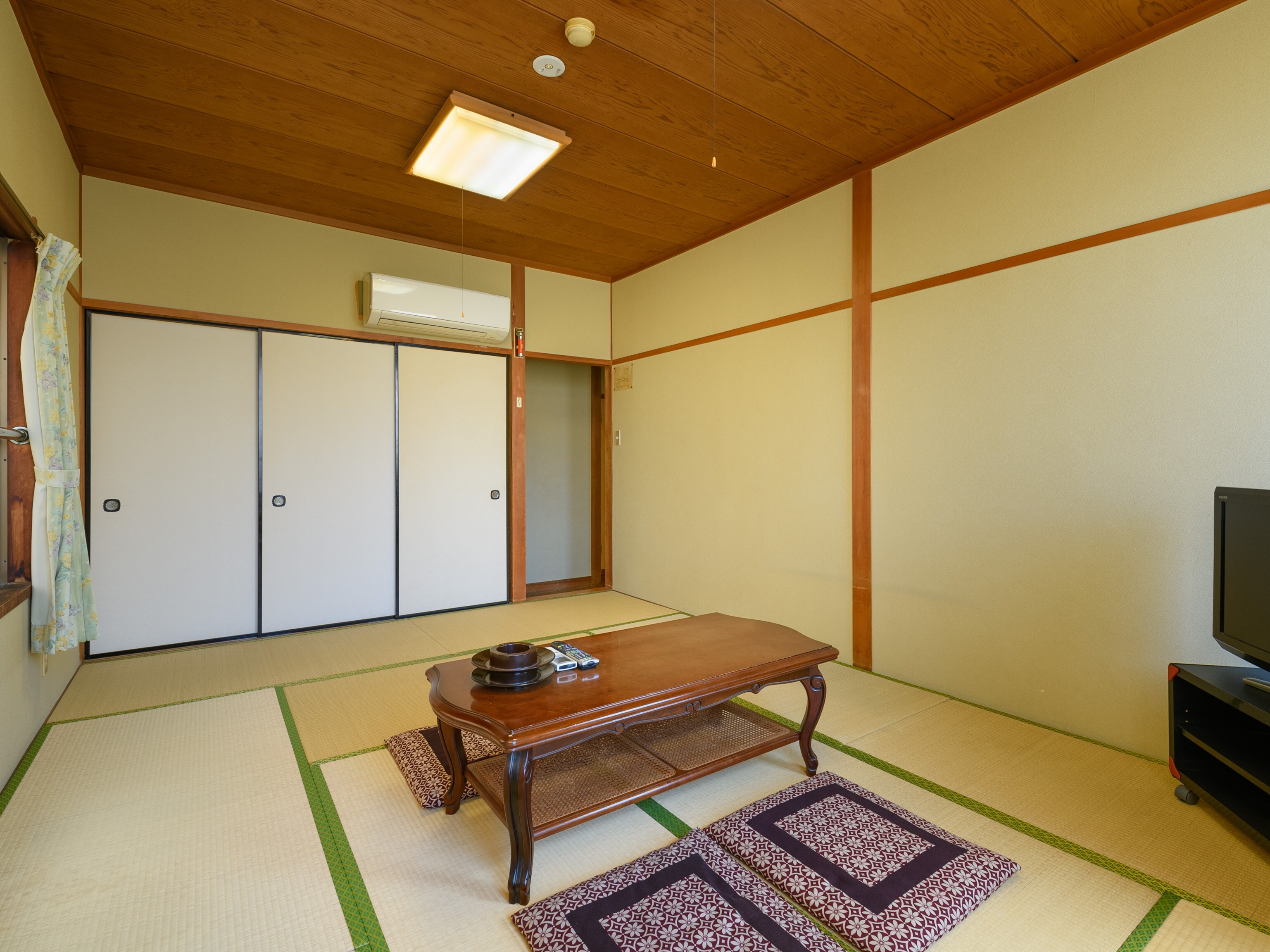 [Smoking] Japanese-style room for 1 to 4 people (shared bath and toilet)