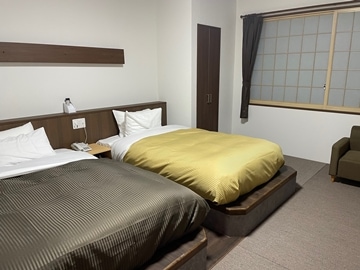 *Twin (example of guest room)/The floor is decorated with Ryukyu tatami motif, creating a relaxing atmosphere.