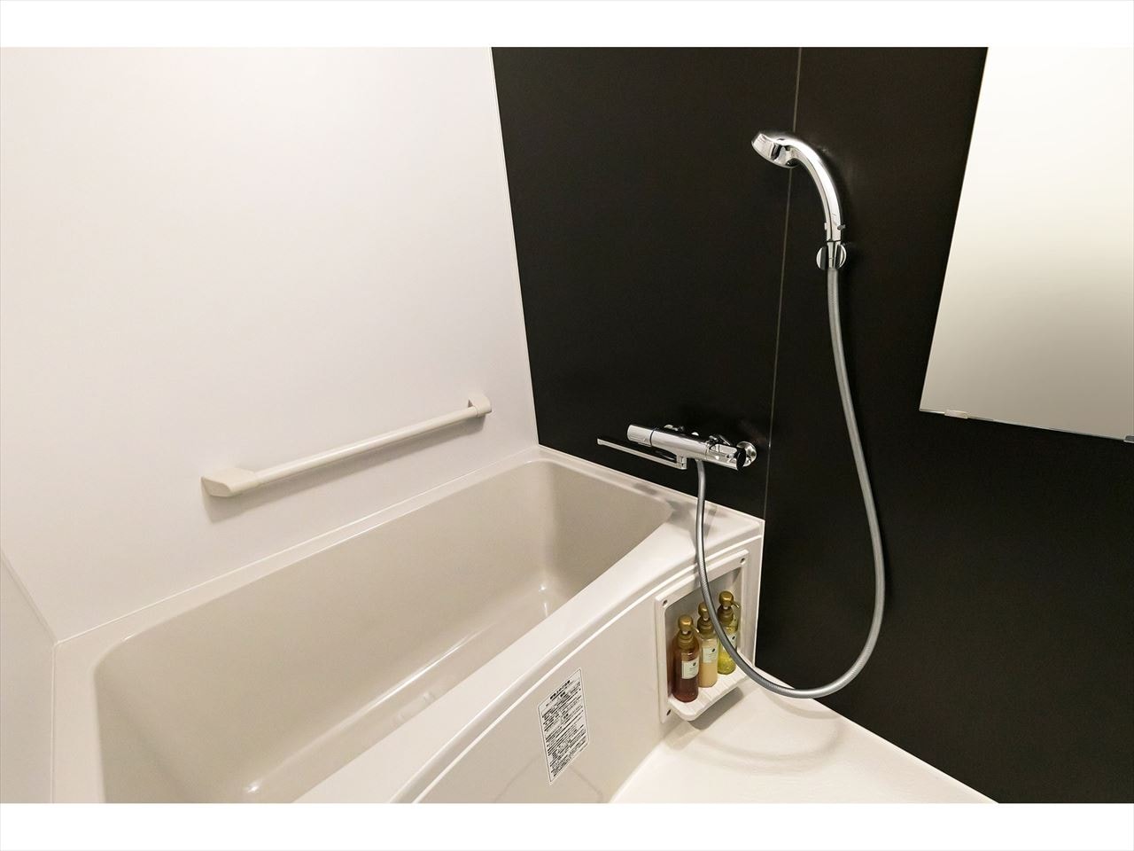 Spacious bathroom Enjoy a relaxing bath time.