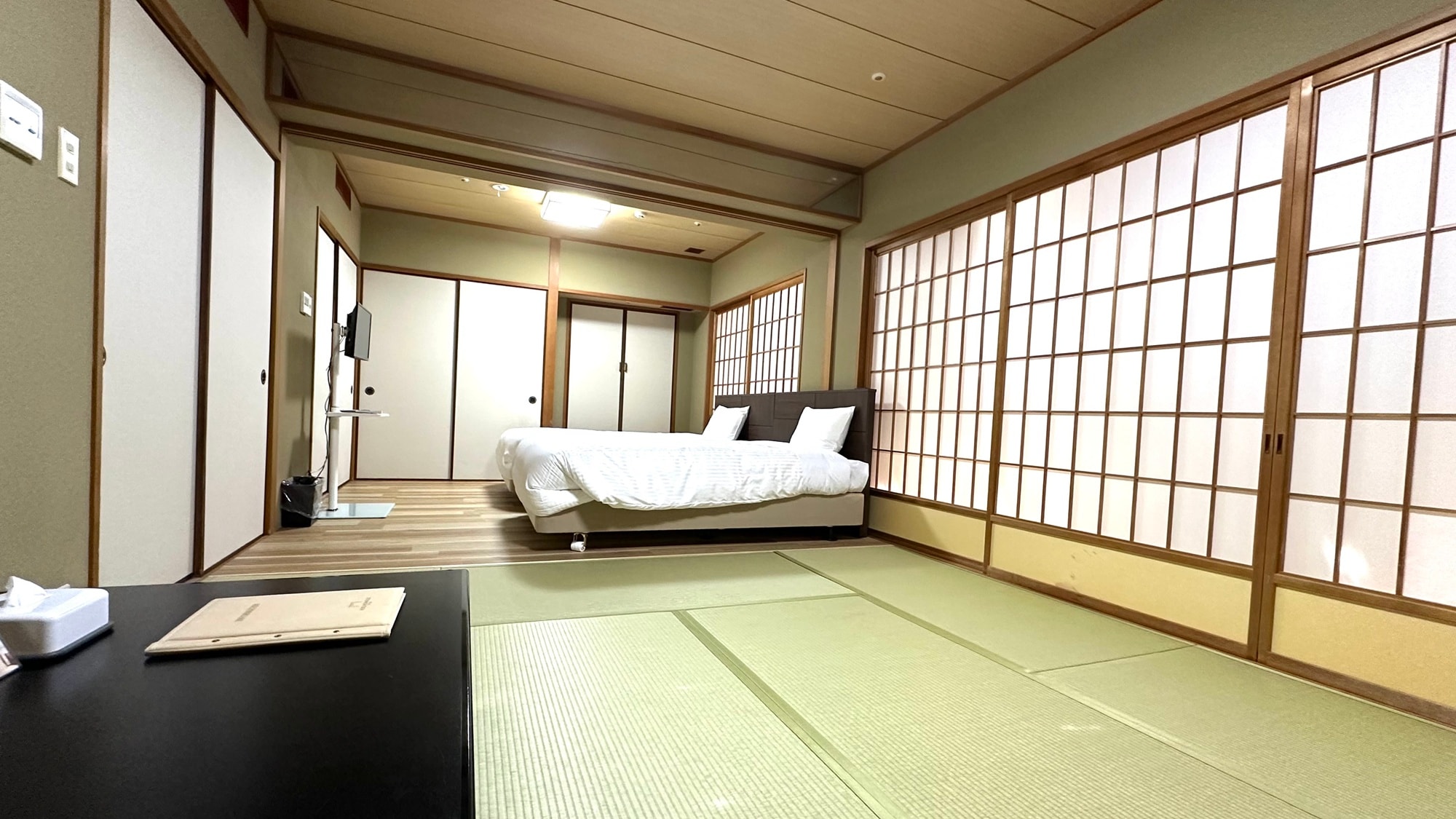 *[Deluxe Japanese-Western Room] Up to 2 beds and 4 Japanese futons can accommodate up to 6 people.