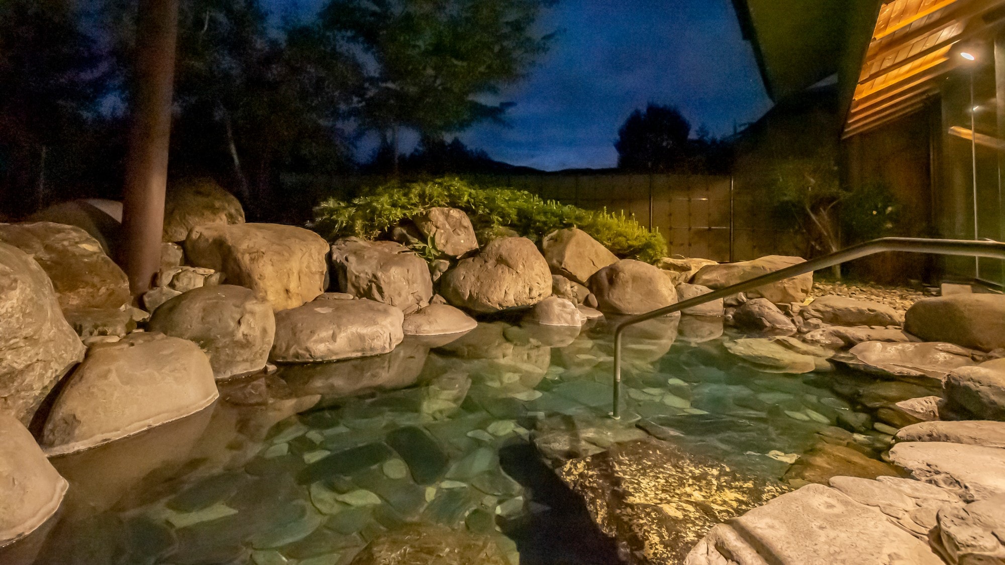  Open-air bath with a feeling of openness