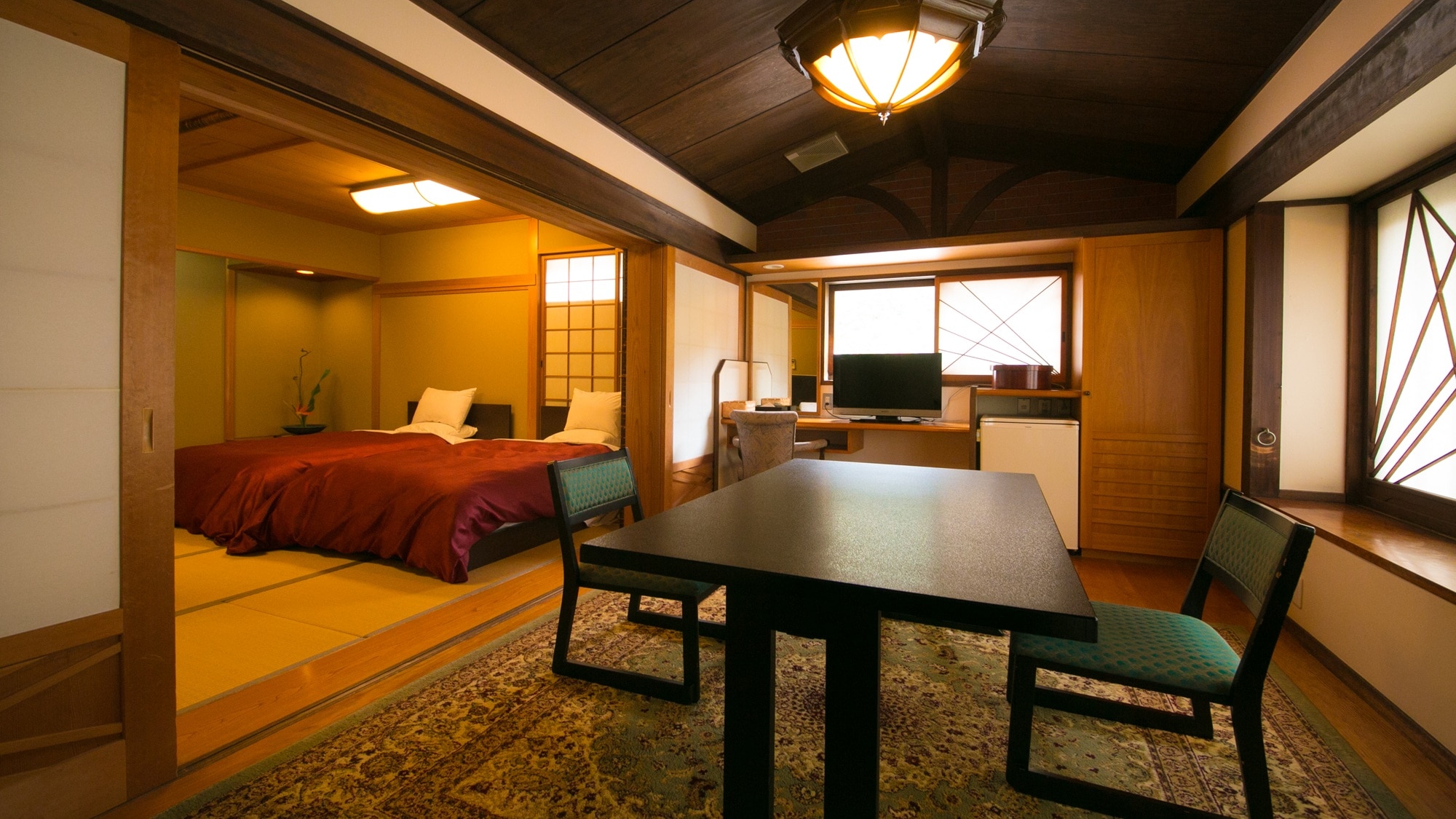 2nd floor: Japanese-Western style room with indoor cypress bath
