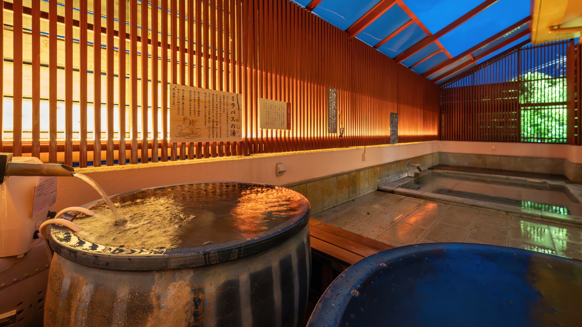 Shigaraki ware open-air bath on the second floor