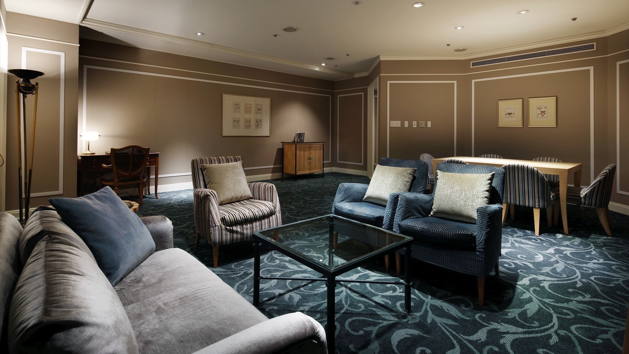 ◆Junior Suite Double｜Enjoy a relaxing time on a high-quality sofa.