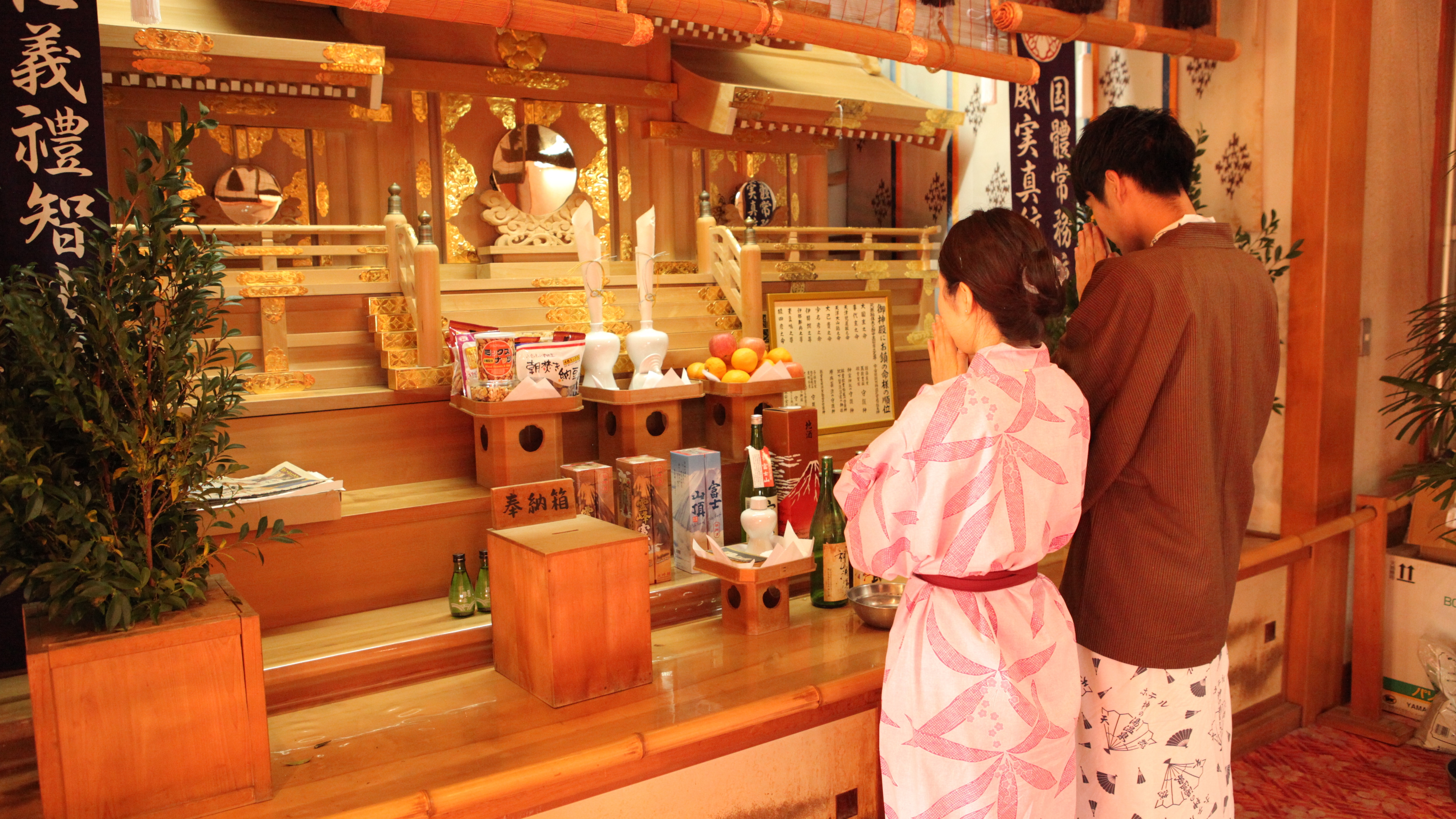 進入入口後左側的大型Kamidana。我們供奉的是溫泉神“Hoshosan Yatsu Gigoku Shrine”。