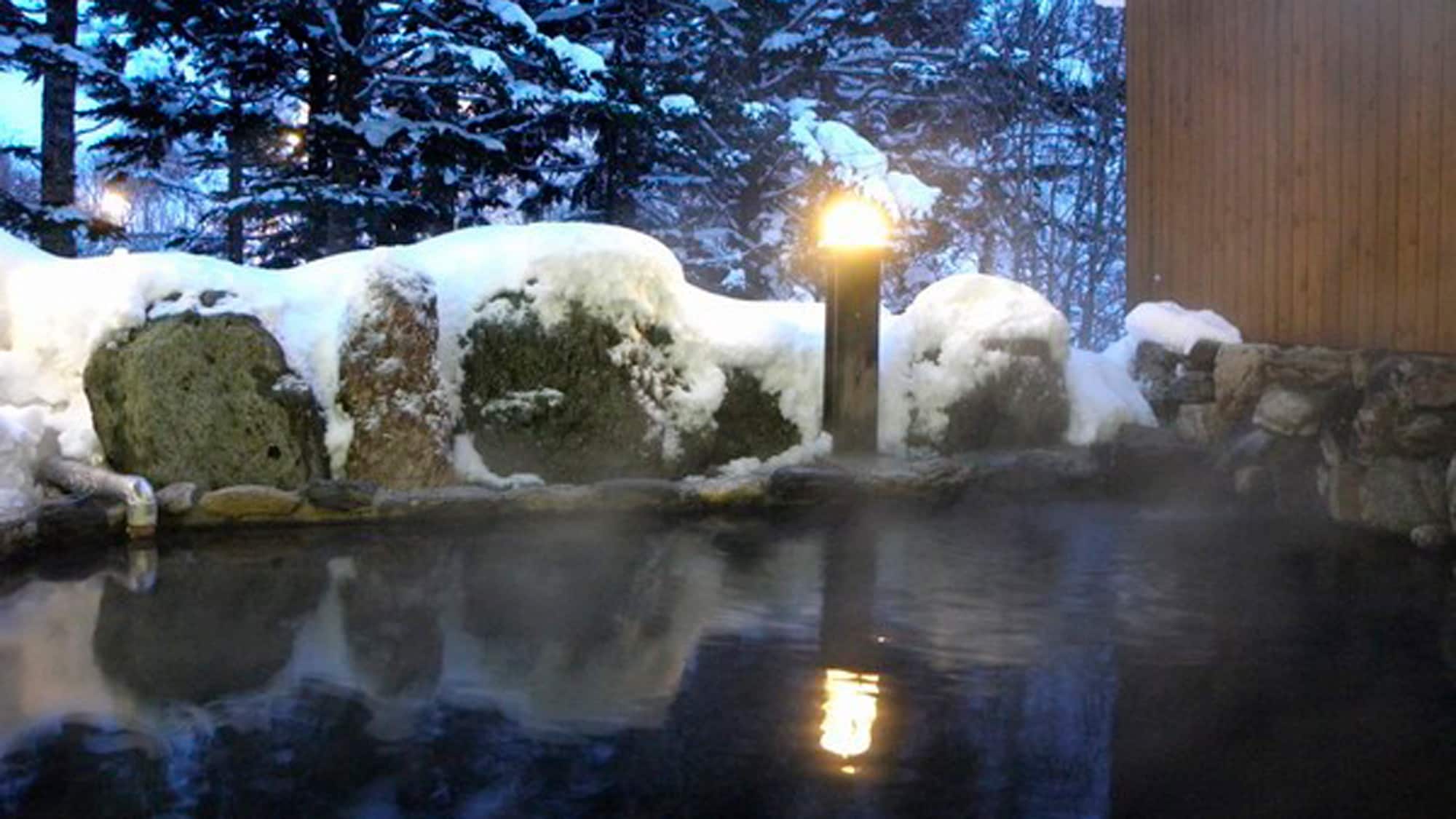 *Open-air bath/Enjoy the open-air bath with a view of the snow in winter. The hot spring will warm you from the inside out.