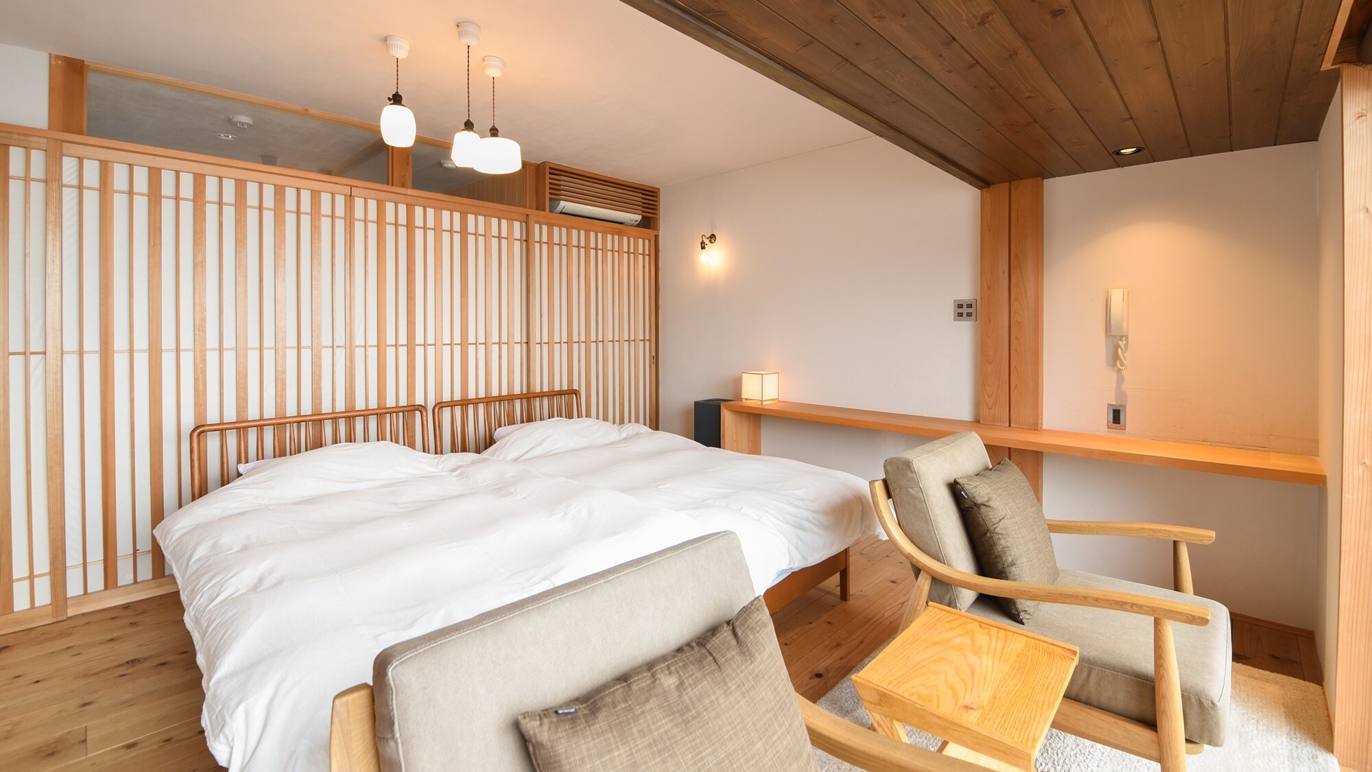 *[Example of a twin room] There is also a small desk space.