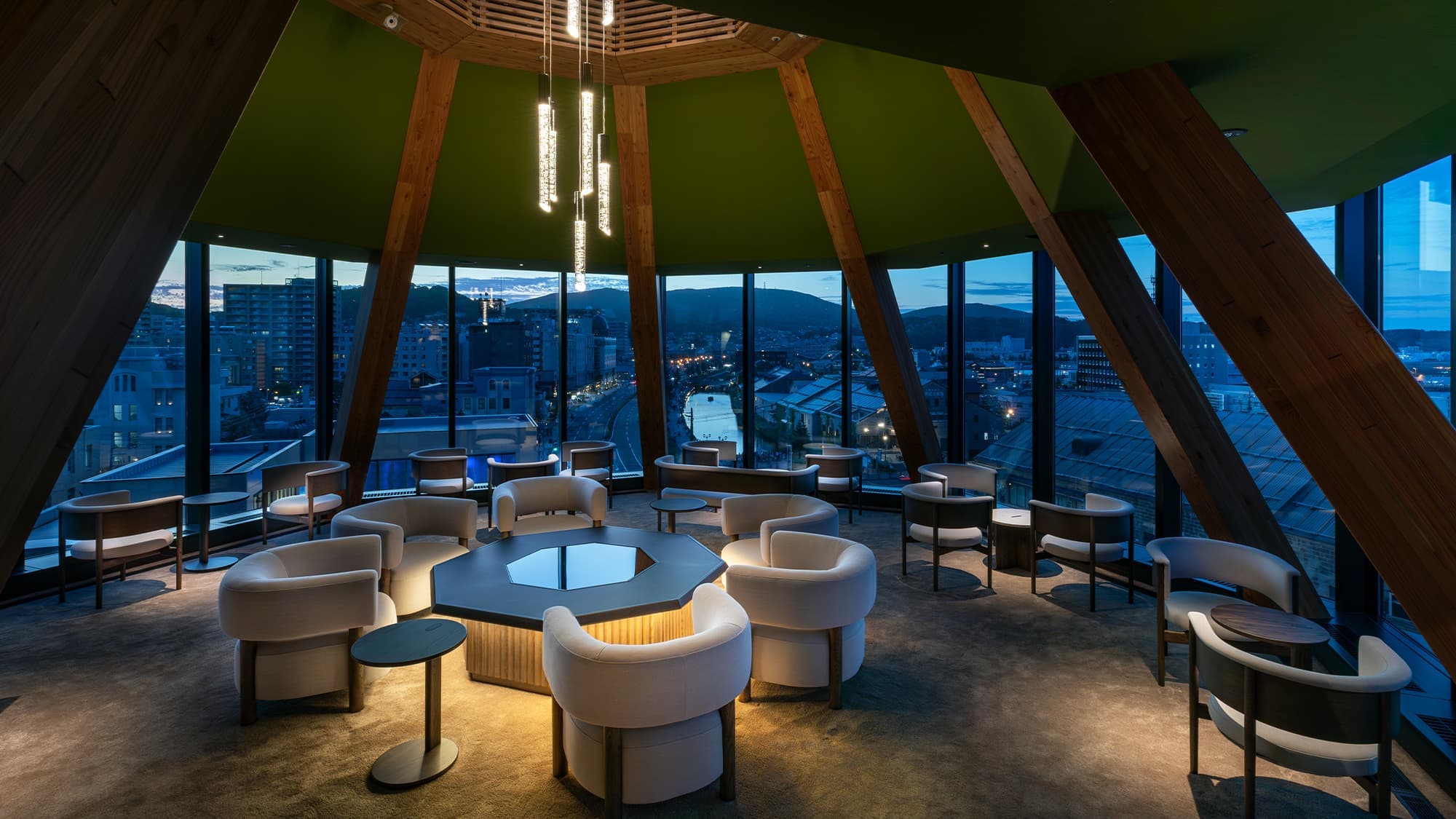 [Rooftop Bar] <6F> A rooftop bar with a motif of Otaru's lighthouse. At night, the atmosphere is glamorous.