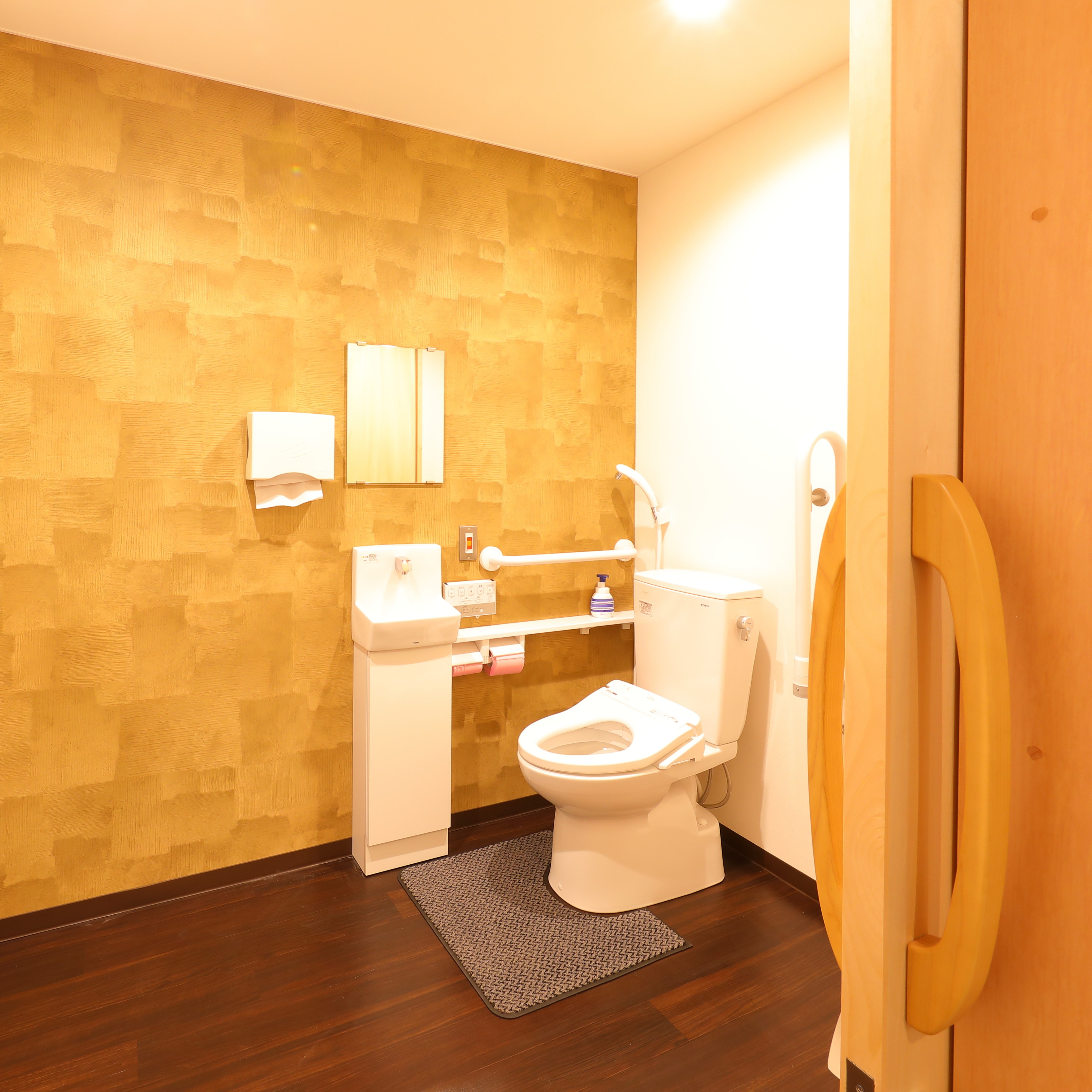 無台階多功能廁所