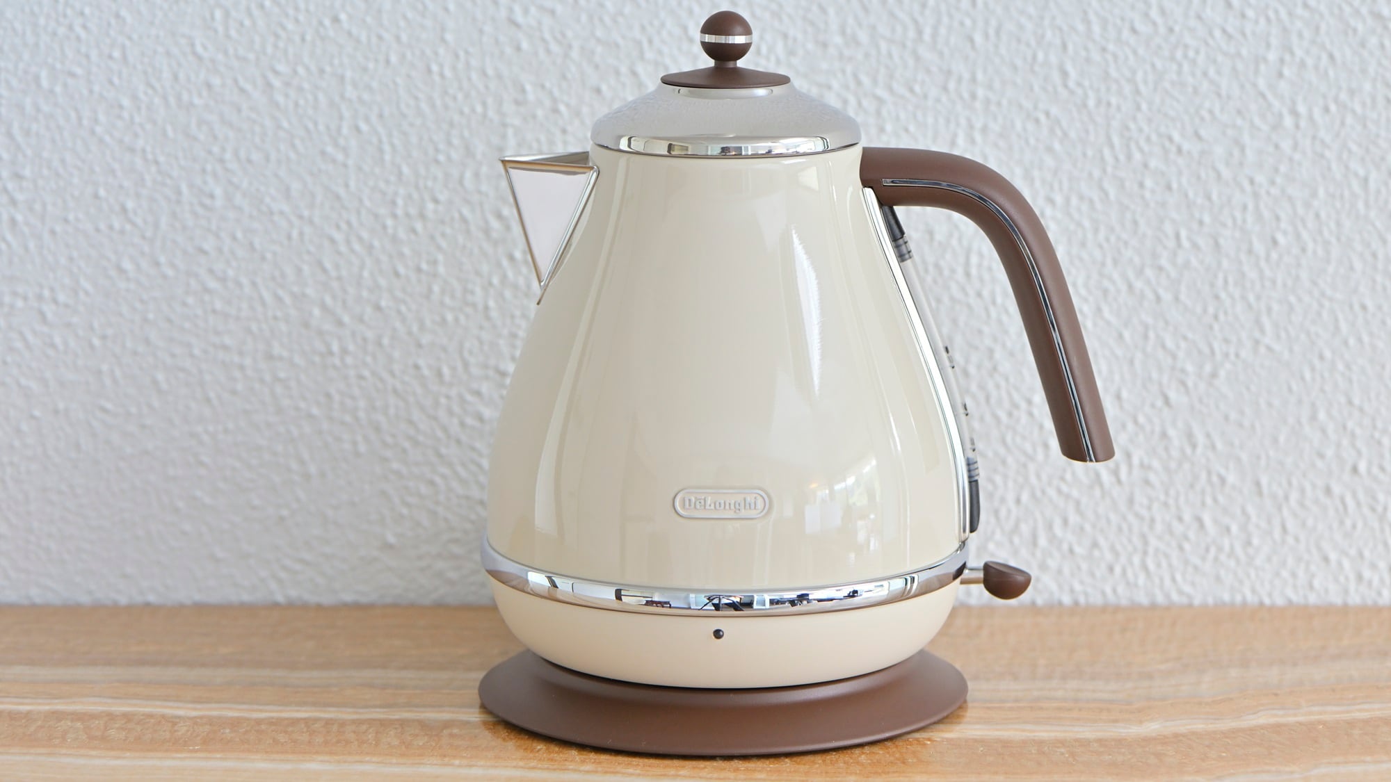 [Guest Room Amenities] Electric kettles (DeLonghi) are provided in all rooms.
