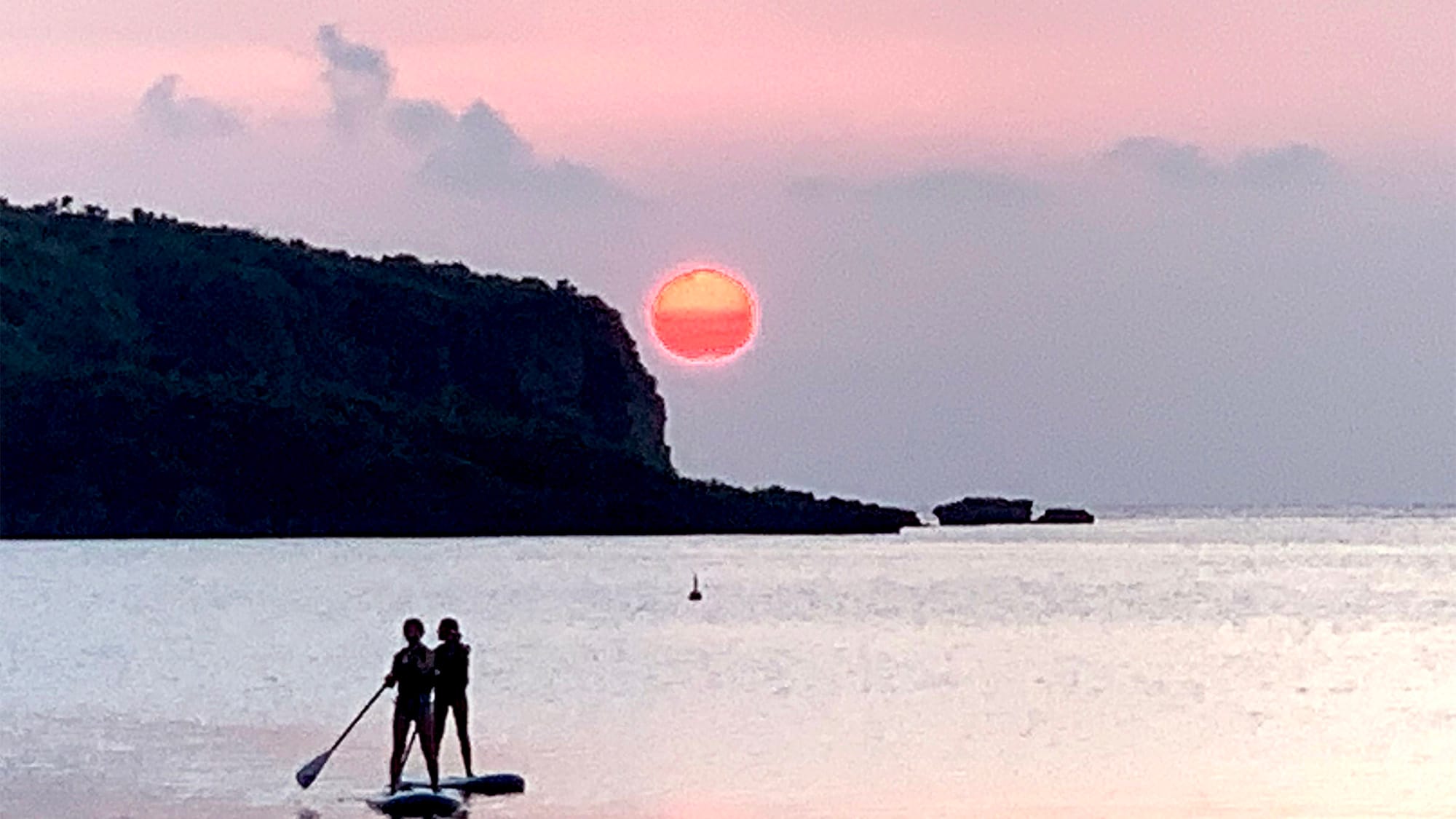 ・Bãi biển và hoàng hôn. Tận hưởng nhiều môn thể thao biển như SUP.