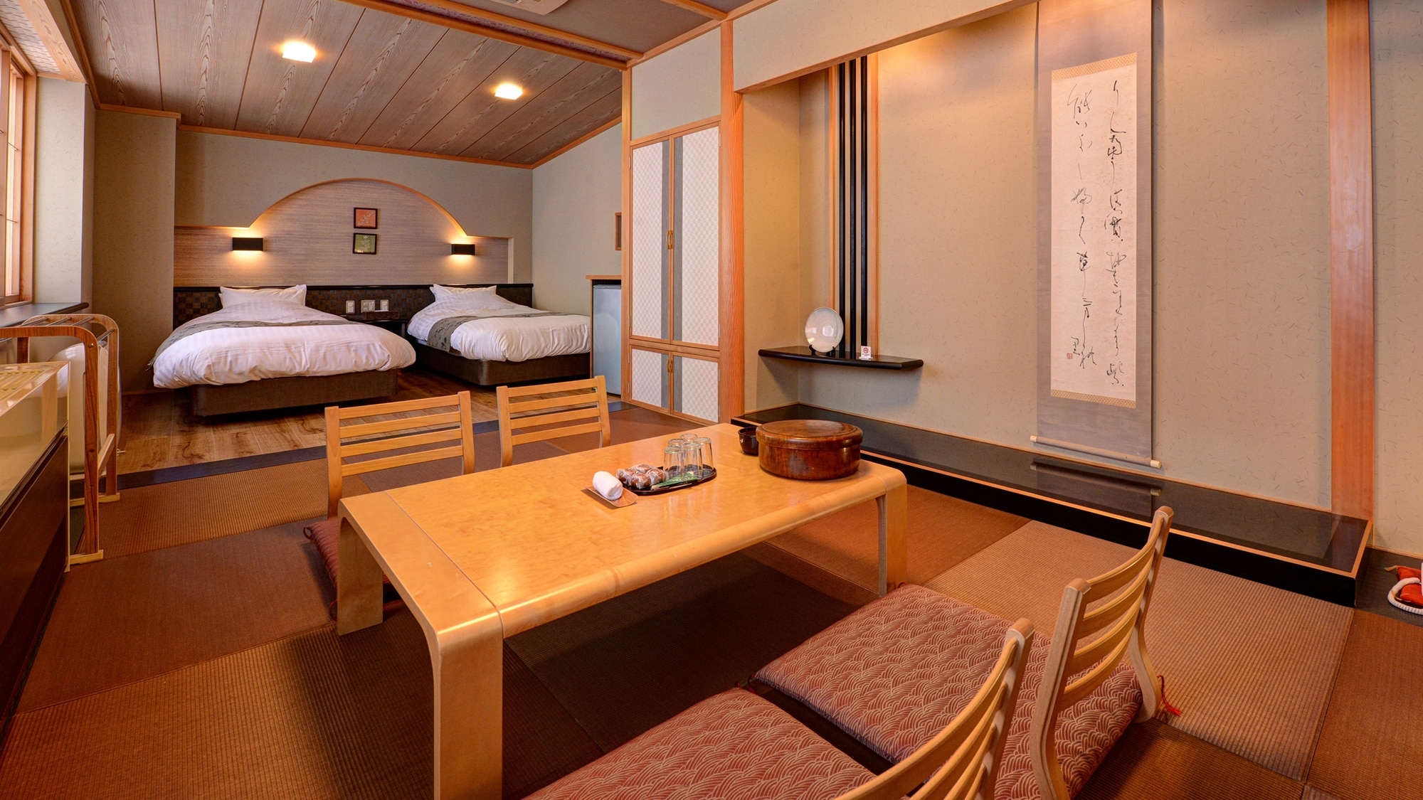 * [Example of guest room (Japanese and Western room)] You can take a rest in a bed made by Simmons.
