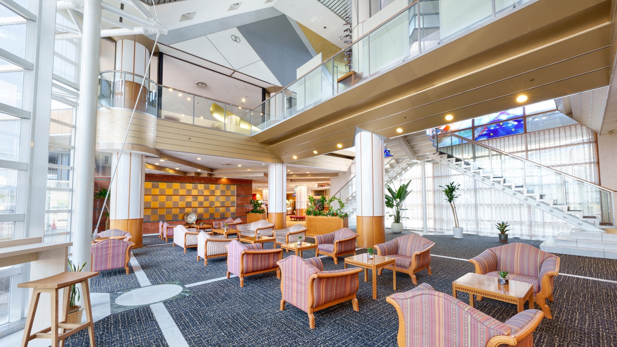 [Inside the building] Open and airy lobby