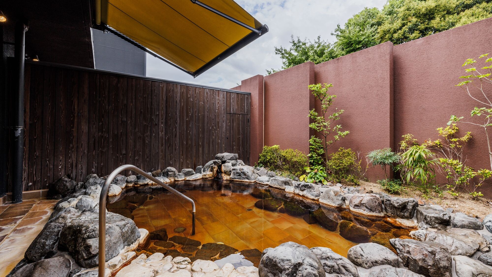 [Open-air bath] Relive the past in the spacious open-air bath.