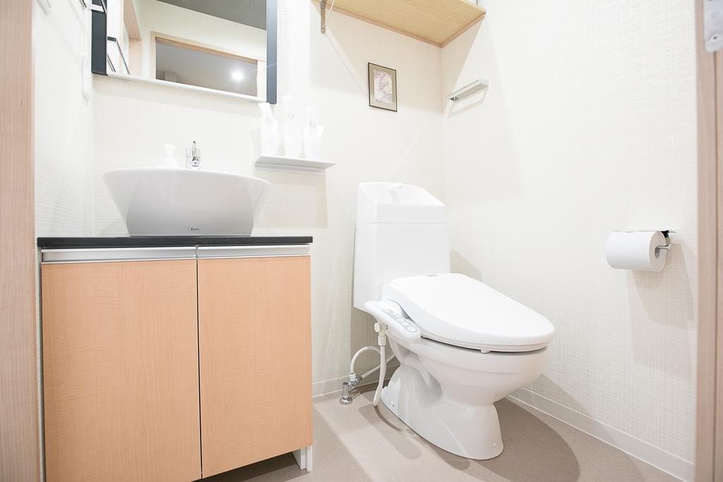 The toilet is equipped with a washlet and can be used cleanly.